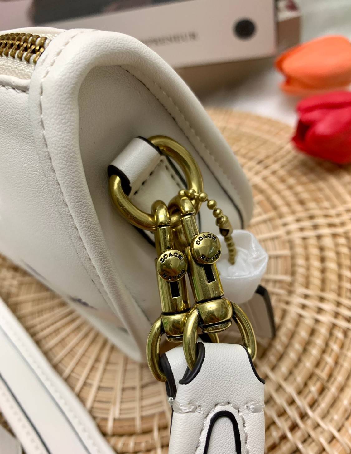 imited edition🌸 COACH C2766 SWINGER WITH GARDEN EMBROIDERY พร้อมส่งที่ไทย สวยก่อนใครชั่วโมงนี้ค่ะ💐 กระเป๋าหิ้ว//สะพายข้างได้ หนังแท้ หนังนิ่ม นุ่มมือดีมากๆค่ะ 🌸จุดเด่นด้านหน้าเป็นงานปักเน้นๆ3D สวยสะดุดตามากทีเดียวค่ะ เปิดปิดกระเป็า