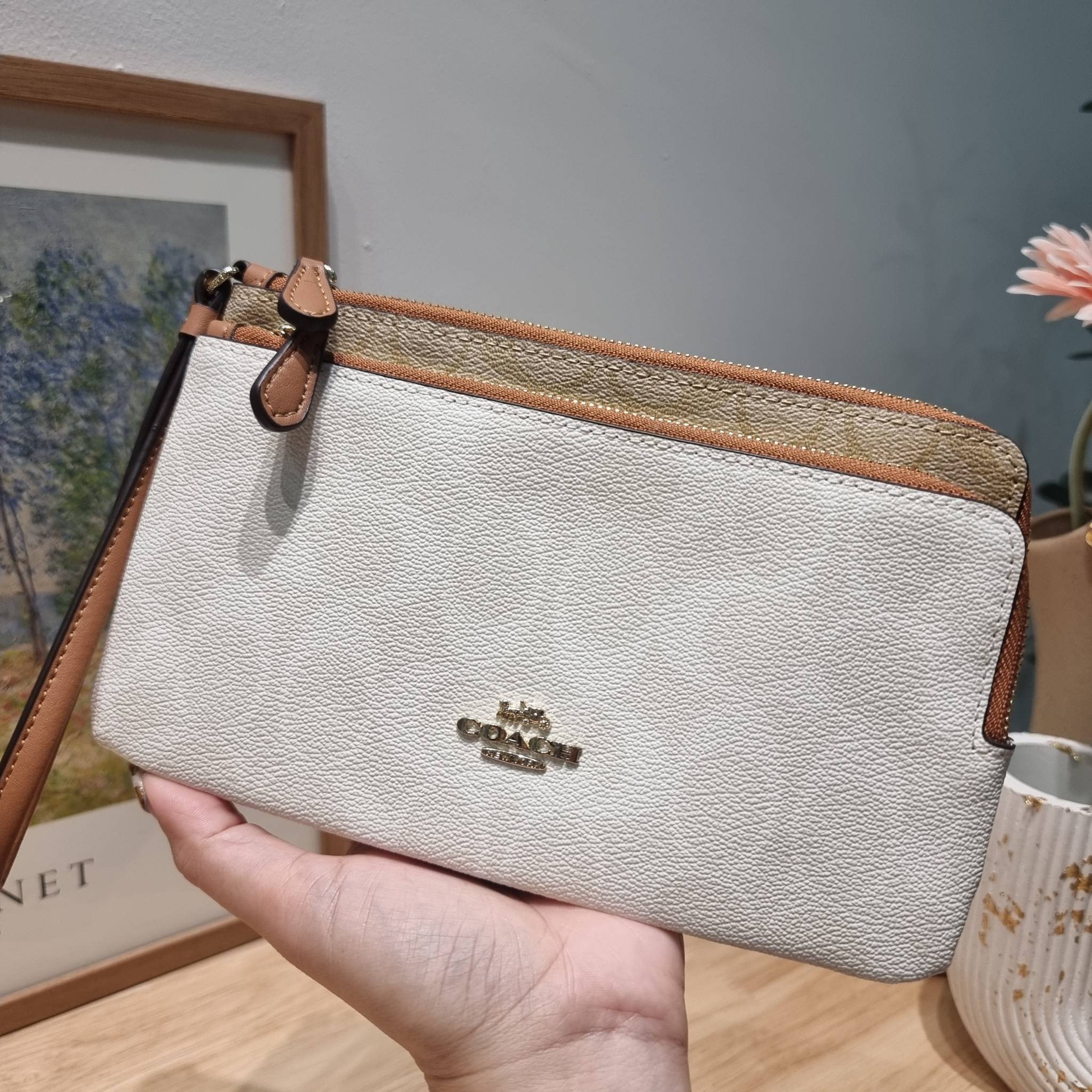 COACH DOUBLE ZIP WALLET IN SIGNATURE CANVAS / C5576 / C5610 / C7313 พร้อมส่ง 8 สี ใหม่ล่าสุด คอล 2023 กระเป๋าคล้องมือใบใหญ่ ดีไซน์ใหม่เล่นระดับ เพิ่มลูกเล่นและดีเทลให้ดูน่าใช้ยิ่งขึ้น
