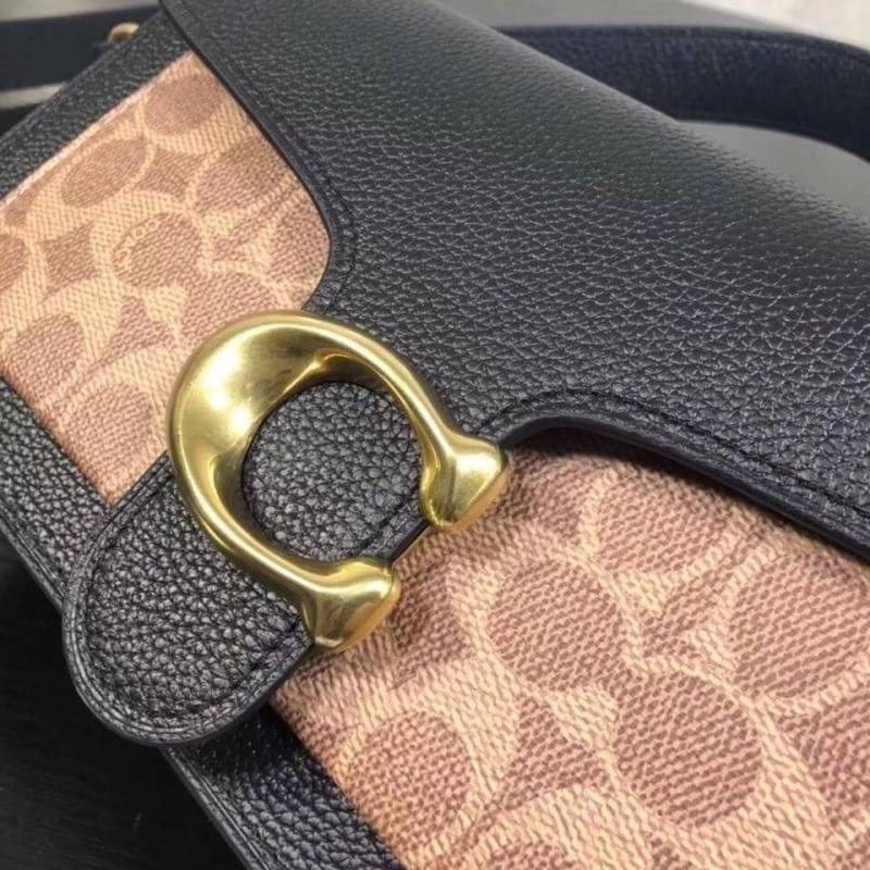 COACH TABBY SHOULDER BAG 26 พร้อมส่งที่ไทยอีกครั้งค่ะ!! กระเป๋าหิ้ว//คล้องไหล่//สะพายข้างได้ สุดคุ้ม! หนังแท้เรียบคลาสสิคเพิ่มความหรูเข้ามาค่ะ ด้านหน้ามีอะไหล่แบรนด์ตัวใหญ่โดดเด่น เปิดปิดกระเป๋าแบบกระดุมแม่เหล็ก ภายในมีช่องหลักใส่ของ2ช่อง;สามารถใส่กระเป๋า