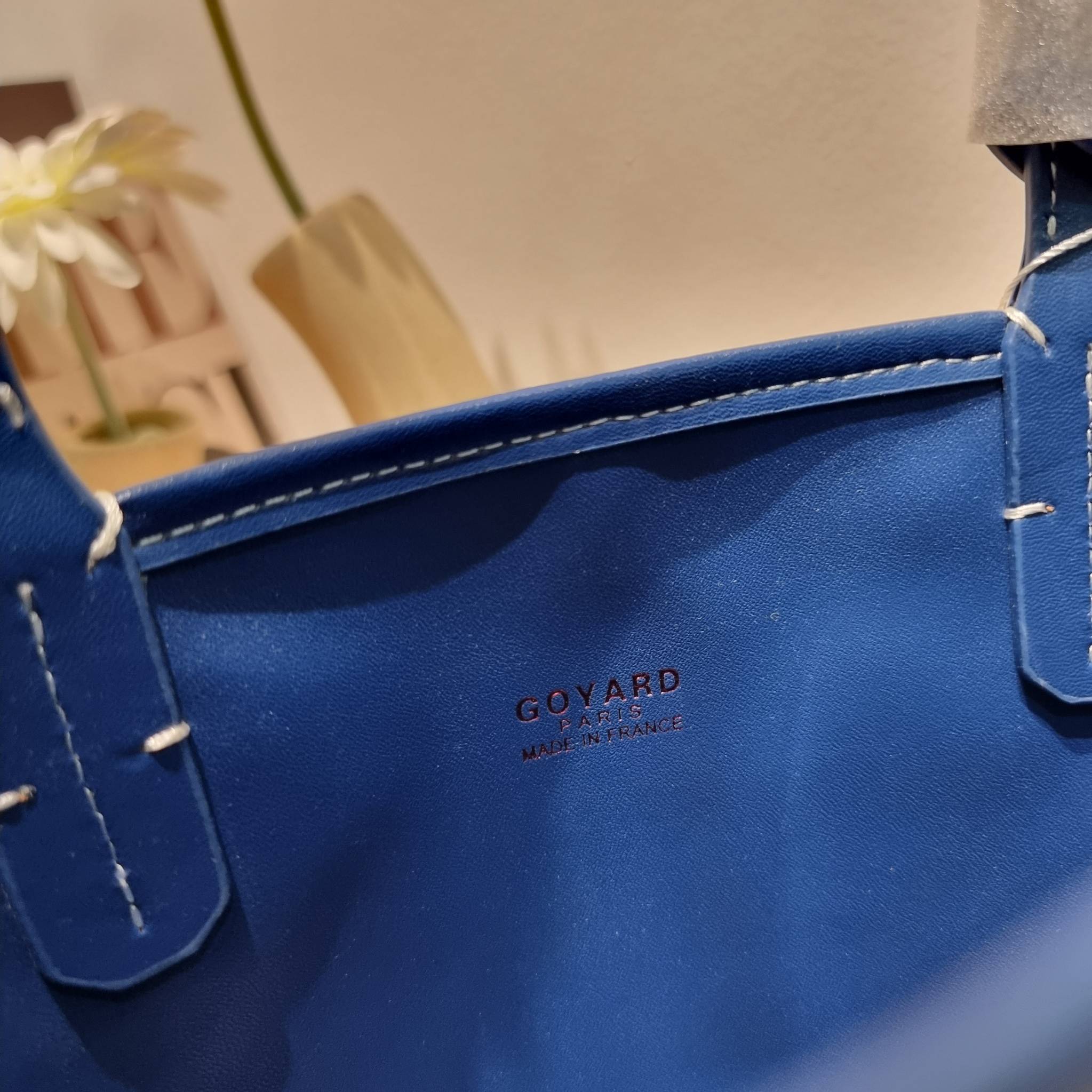 GOYARD MINI ANJOU REVERSIBLE TOTE ฮอตไอเท็ม กับกระเป๋าสะพายทรงโท้ท ไซส์มินิ กะทัดรัดมาก มาครบสีขายดี เลิศทุกสี รูปทรงคลาสสิค ดีไซน์เป็นเอกลักษณ์ ใช้งานได้หลากหลาย สามารถกลับด้านใช้ได้แบบไม่มีเบื่อ