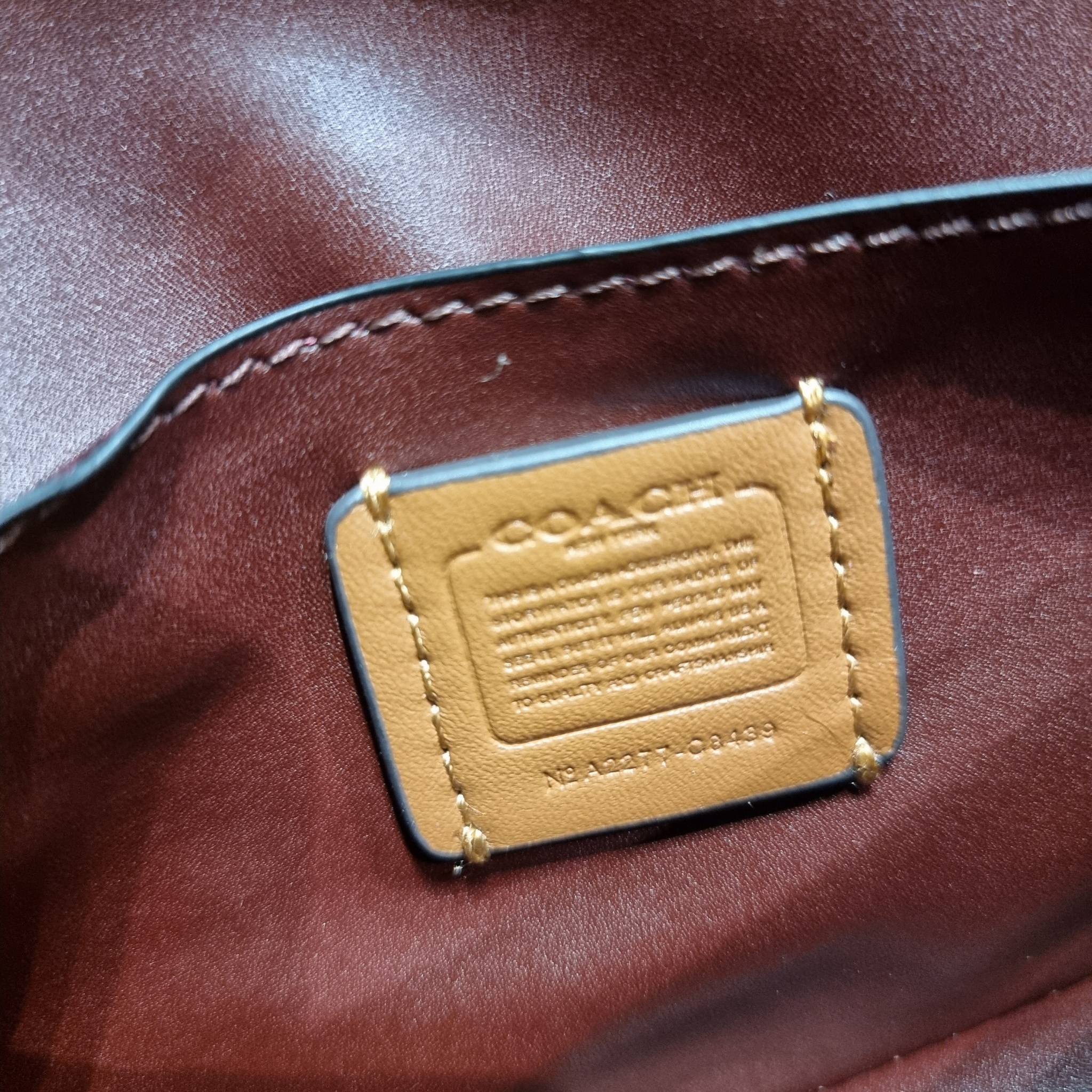 COACH C8439 WYNN CROSSBODY ใหม่ล่าสุด พร้อมเสิร์ฟความหรู ดูดีแบบน้อยแต่มาก กระเป๋าสะพายครอสบอดี้ ที่ซ่อนดีเทลดีงาม มีช่องเสียบบัตรแยกใช้ได้ หรือจะใส่ไว้ในกระเป๋า เพื่อแบ่งสัดส่วนให้ดูน่าใช้ วัสดุหนังวัวลายเกรน เส้นคมสวย เปิด-ปิดด้วยกระดุมแม่เหล็ก สะดวกใช้