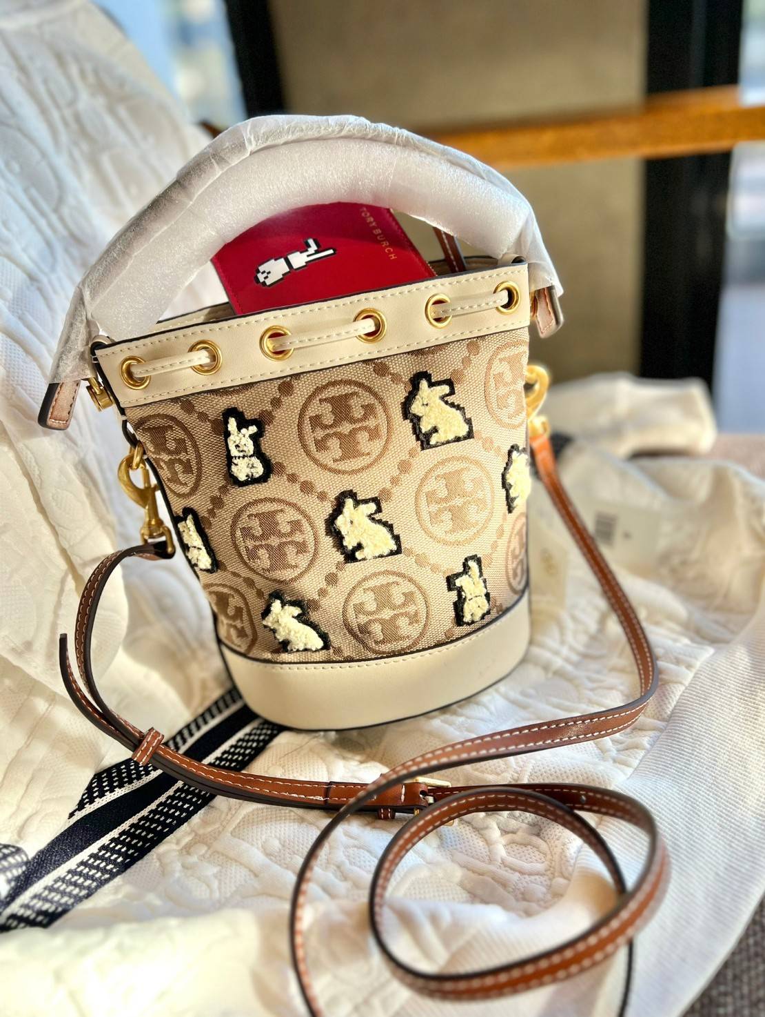 TORY BURCH MINI T MONOGRAM EMBROIDERED RABBIT BUCKET BAG WITH LEATHER SMALL WALLET ((143230)) 🎁 เปิดตัวรุ่นใหม่ได้น่ารักและสวยงามมากๆ พร้อมส่งที่ไทยก่อนใคร