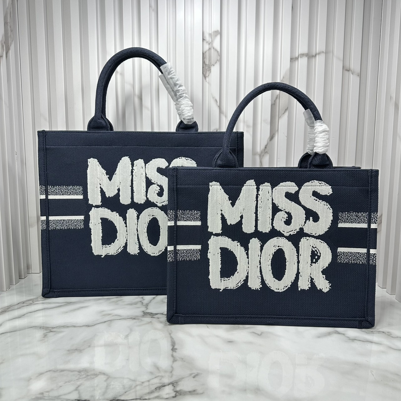 ORI หนังแท้ | Dior BookTote Blue Miss Dior Embroidery Tote Bag กระเป๋าทรงโท้ทคอลใหม่ โทนดำคลาสสิก สวยงามและหรูหรา