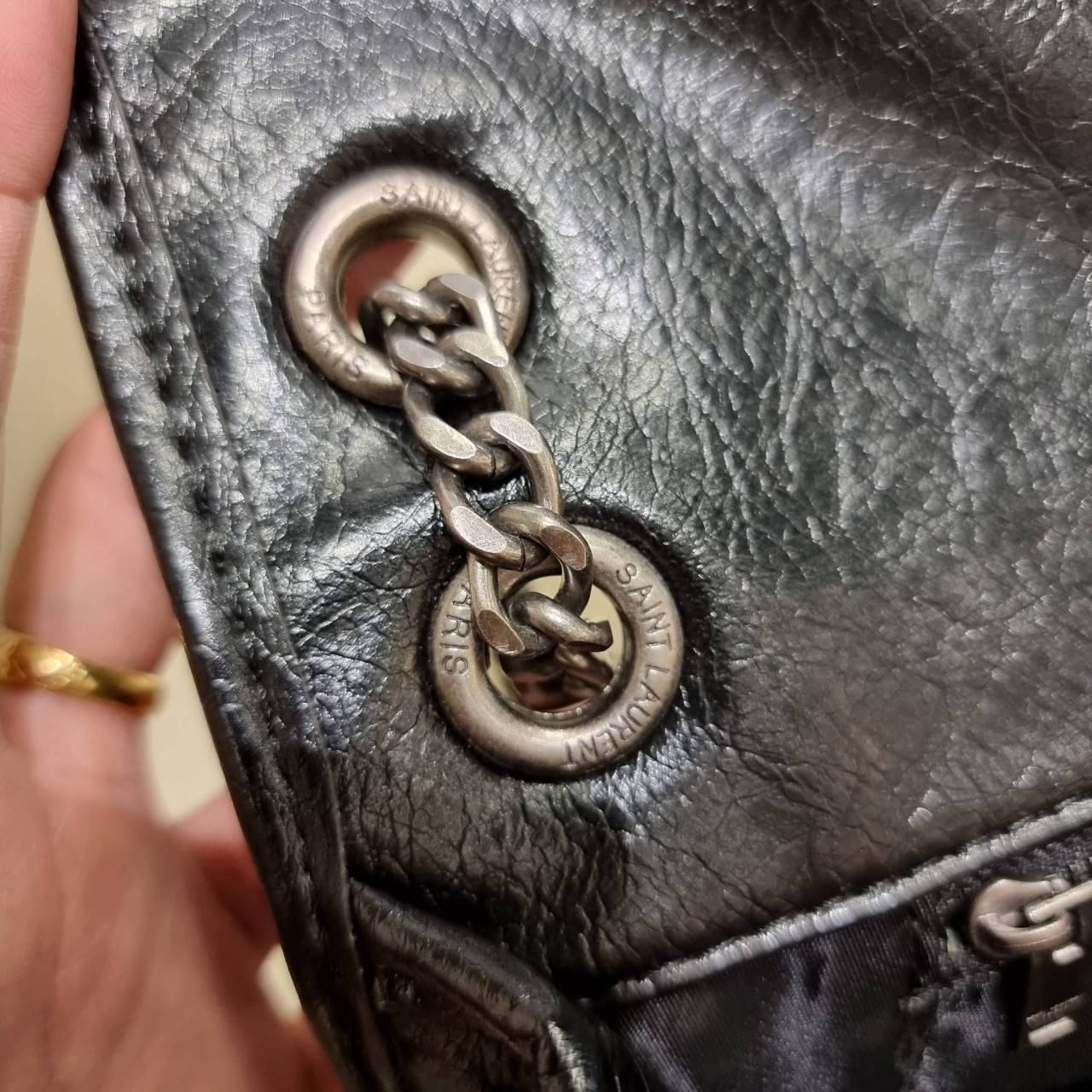 VIP 】หนังแท้ Yves Saint laurent shoulder bag กระเป๋าสะพายทรงคลาสสิค สุดฮอต ดีไซน์เรียบหรู วัสดุหนังแท้ขัดเงา สวย!! ใช้งานง่ายเพียงแค่เปิ-ปิดด้วยกระดุมแม่เหล็ก ภายในโล่งกว้าง จุของได้เลยสบายๆ กระเป๋าสตางค์ใบยาว มือถือ เครื่องสำอางค์ พาวเวอร์แบงค์ หรือจะ ga