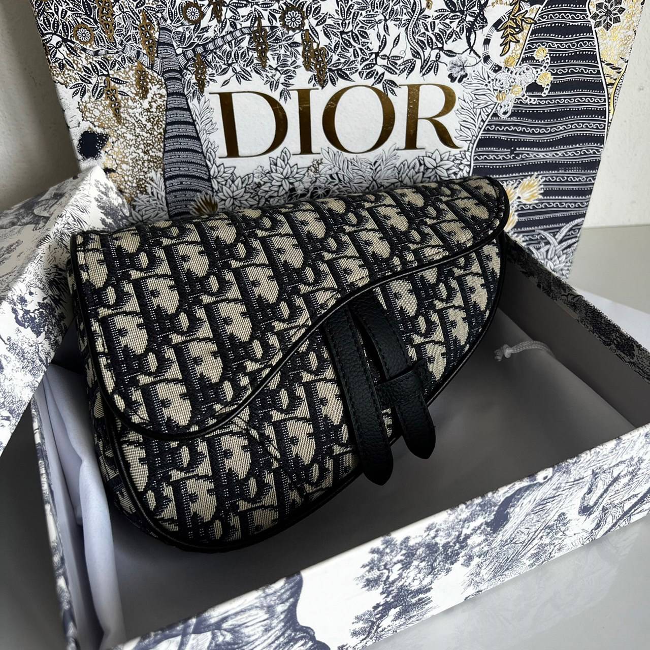 หนังแท้ DIOR SADDLE BELT BAG รุ่นสุดฮิต สามารถคาดอกสะพายข้างหรือคาดเอวก็ได้สามารถใช่งานได้ทั้งชาย/หญิง งานสวยมากพร้อมอุปกรณ์ครบชุด เกรดออริงานเทียบเท่าของแท้เลย กระเป๋ารุ่นยอดนิยมตามแบบฉบับแบรนด์ พร้อมส่งที่ไทย เกรดออริจินอลผ้าแจ๊คการ์ดและหนังแท้ ภาพสินค้