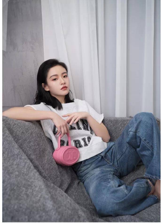 VIP 🥂 CELINE OVAL MINAUDIERE CUIR TRIOMPHE น้องน่ารักม้ากกกก!! น่ารักตะโกนไปเลย!! กับกระเป๋าทรง oval รุ่นแรร์ไอเท็ม ที่หายาก และ sold out ไปหลายรอบ!! น้องใบกะทัดรัด สำหรับสาวๆที่ชอบพกพกของแบบง่ายๆ ให้ชีวิตไม่ยุ่งยาก คล้องแขนใช้งานเก๋ๆ วัสดุหนังสัง