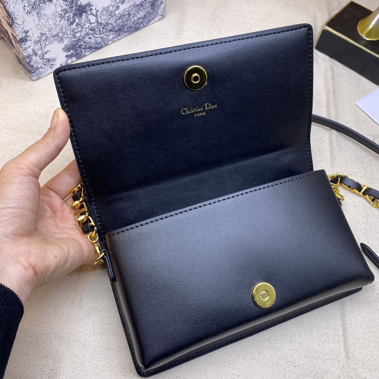 CD SIGNATURE MINI BAG Black Calfskin with Embossed / DIOR Clutch Bag พร้อมส่ง กระเป๋าสะพายทรงคลัท New for Winter 2023 คอลผู้ดี สวยหรู โดดเด่น ราคาสุดคุ้มพร้อมอุปกรณ์ครบ ไม่อยากให้พลาดน้า