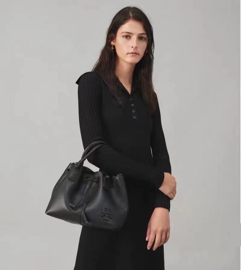 OUTLET 】TORY MCGRAW SMALL DRAWSTRING กระเป๋าถือหรือสะพายข้าง วัสดุหนังวัวแท้ อะไหล่ทอง เปิด-ปิดด้วยสายหนังรูด จะถือหรือสะพายข้างได้Crossbodyได้ น้ำหนักเบาจุของได้เยอะ ด้านหน้าประดับโลโก้แบรนด์ ด้านในมีช่องเล็กสำหรับใส่บัตรใส่ตังค์ได้ มีสายยาว ปรับสายได้ ถ