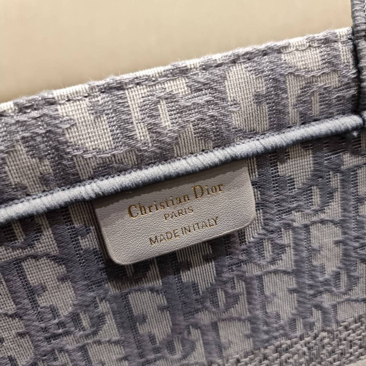 VIP 】HOT ARRIVAL!! DIOR CD SHOPPING BAG WITH GWP กระเป๋าทรงช้อปปิ้งใบใหญ่ จุใจ!! พรีเมี่ยมกิ๊ฟรุ่นดับเบิ้ลฮอต ดีไซน์คลาสสิควินเทจ สวยหรู วัสดุผ้าแคนวาสลายกราฟฟิค ภายในโล่งกว้างมากๆ ใส่ของจุสุดๆ โน้ตบุ้ค ไอแพด กระเป๋าสตางค์ มือถือ หรือเสื้อผ้ายังได้ สะพายค