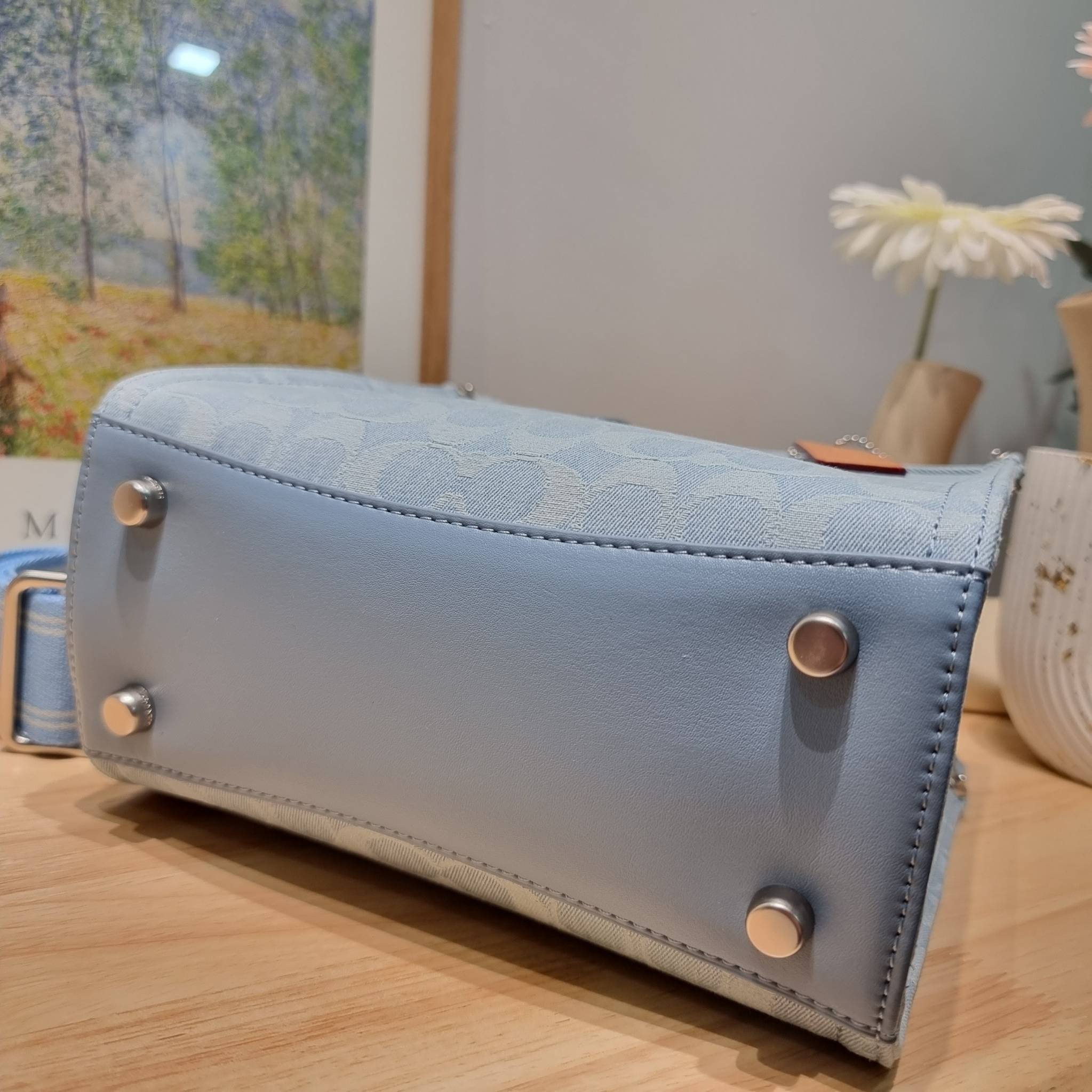 COACH FIELD TOTE 22 IN SIGNATURE DENIM / CJ853 คอลเลคชั่นใหม่ พร้อมสีใหม่ยังไม่เข้าไทย ให้ทุกคนได้มีสวยก่อนใครไปเลย!! กับกระเป๋าทรงโท้ท ไซส์กำลังสวย ดีเทลปั๊มผิวเต็มใบ ดูดี มี texture บวกกับสายสะพายสปอร์ตสีตัดกับกระเป๋า