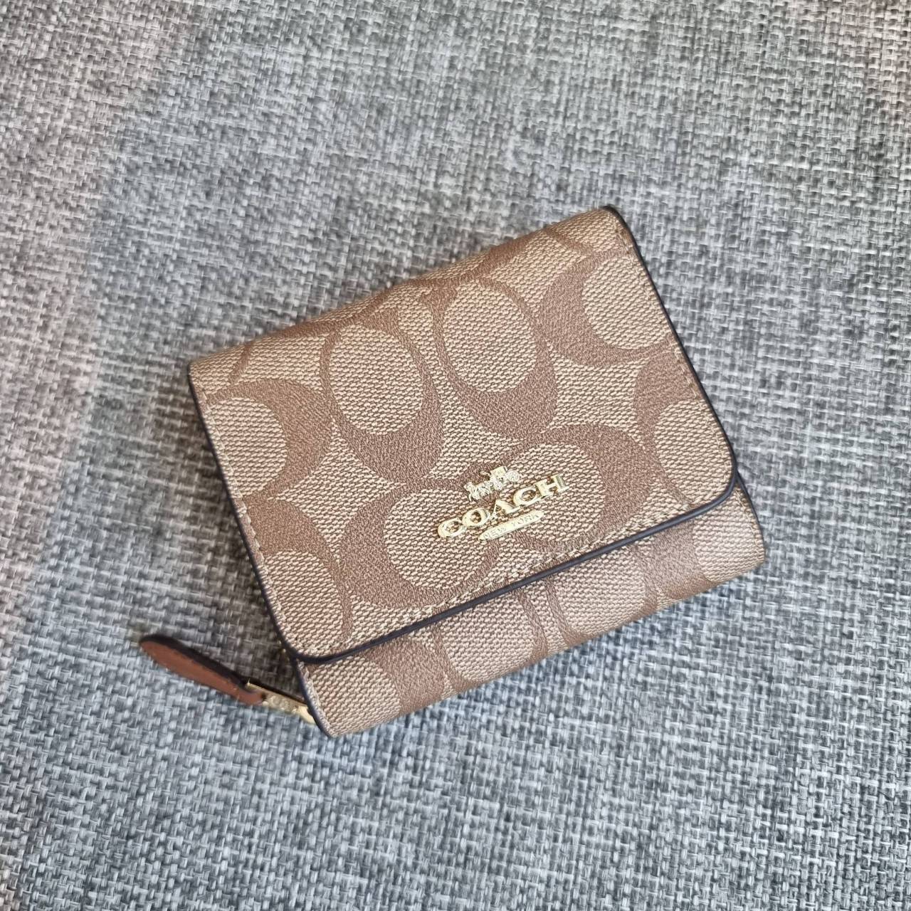 OUTLET 】COACH F41302 SMALL TRIFOLD WALLET IN SIGNATURE CANVAS สวยคลาสสิค พกพาง่าย ใบเล็กน่ารักน่าใช้ ต้องยกให้ใบนี้จ้า 💗💋 ตอบโจทย์คนชอบพกน้อยที่สุด!! กระเป๋าสตางค์ใบสั้นหนังแคนวาสเคลือบคุณภาพดี ภายในเป็นหนังแท้ ใส่บัตร ใส่ธนบัตรได้ทุกชนิด 