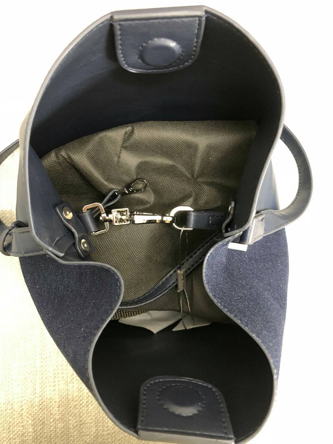 CHARLES & KEITH SLOUCHY SLING BAG 2018 กระเป๋าสะพายข้าง ปรับเปลี่ยนรูปทรงใช้งานได้ไม่จำเจ ปากกระเป๋าเป็นแม่เหล็ก มีสายเกี่ยวเพื่อปรับรูปกระเป๋า ให้เป็นทรงขนมจีบได้ค่ะ ภายในกระเป๋าโล่งกว้าง ใส่ของจุ รุ่นนีพิเศษ มีกระเป๋าใบเล็กแบบซิปห้อยมาให้อีก 1 ใบค่ะ ถอด