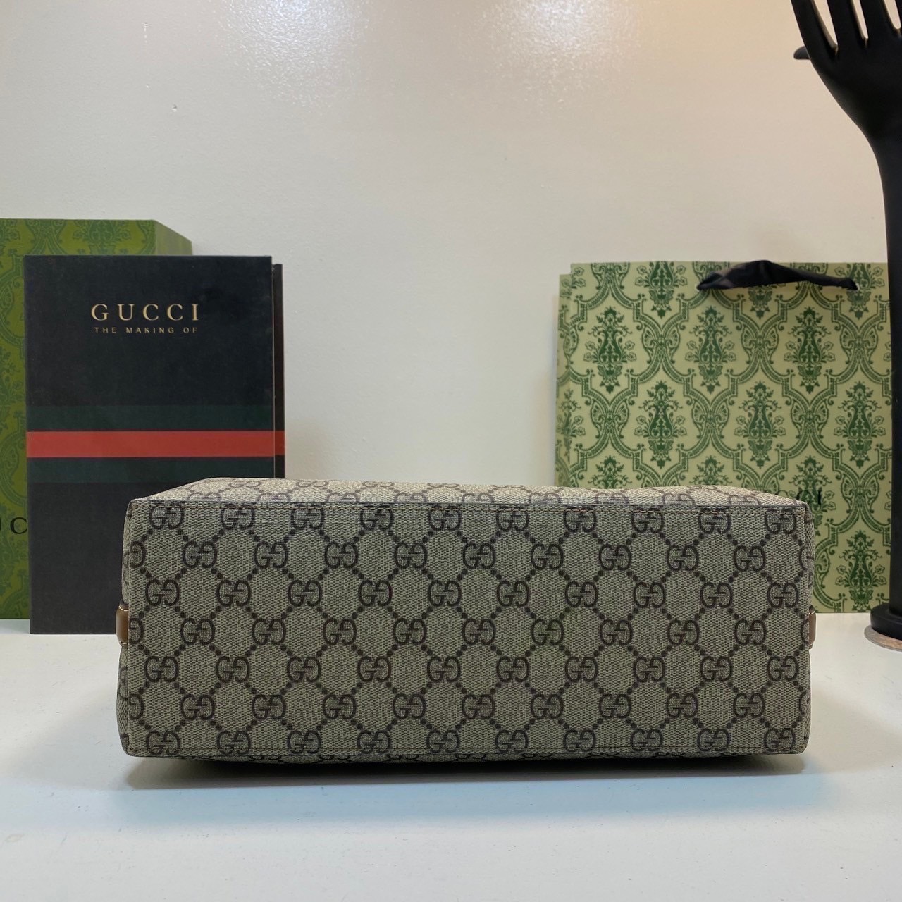 Top ORI หนังแท้ | GUCCI GG Emblem medium tote bag 30cm / GUCCI Tote Bag กระเป๋าสะพายทรงโท้ท คอลเล็กชั่นใหม่ตีความประวัติศาสตร์แห่งความสง่างามและงานฝีมือของแบรนด์ขึ้นใหม่