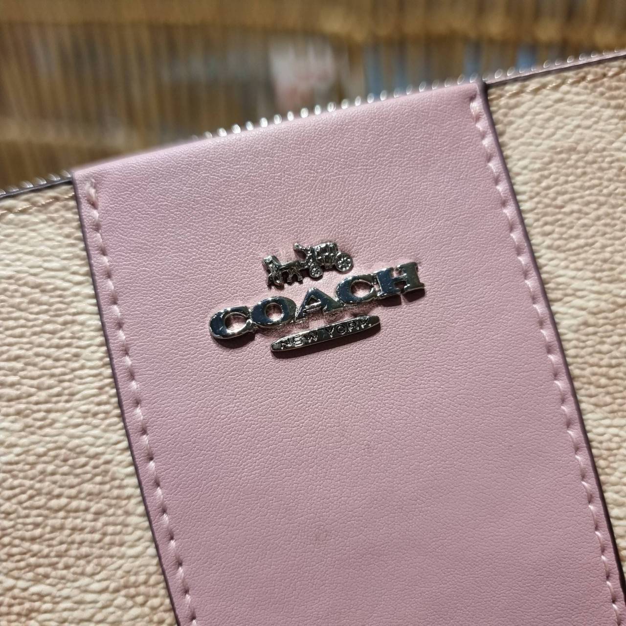 COACH 32445 SMALL WRISLET IN COLORBLOCK SIGNATURE CANVAS คอลเลคชั่นคัลเลอร์บล็อคสวยหรู ในรูปแบบกระเป๋าคล้องมือ ขนาดพกพา ไซส์กำลังสวยมากๆ พกง่ายไปเลยจ้า วัสดุหนังแคนวาส ตัดหนังแท้ ภายในโล่ง มีช่องใส่บัตร ตอบโจทย์สาวๆที่ไม่ชอบความพะรุงพะรัง พกใบนี้คือสะดวกส