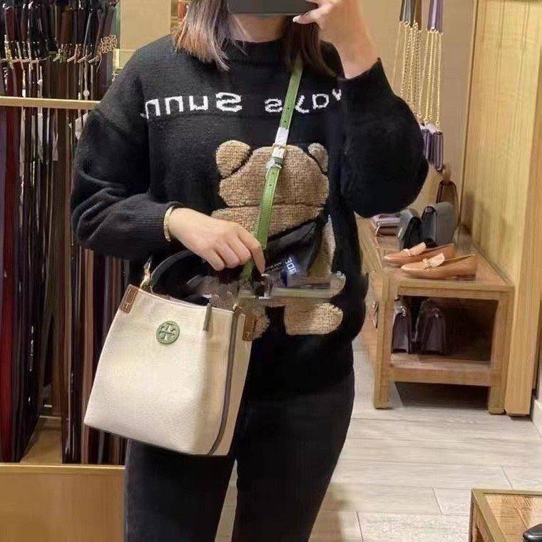Tory Burch Blake Canvas Bucket Bag รุ่นใหม่ล่าสุด สวยไฉไลฝุดๆ แบบสวยคลาสสิค กระเป๋าทรงถัง วัสดุ Canvas สายหนังแท้ อะไหล่ทอง เปิด-ปิด ด้วยกระดุมแม่เหล็ก ด้านในโล่งมีช่องเล็กใส่โทรศัพท์ได้ น้ำหนักเบา สายสะพายถอดสายได้ crossbody ได้ ปรับระดับได้