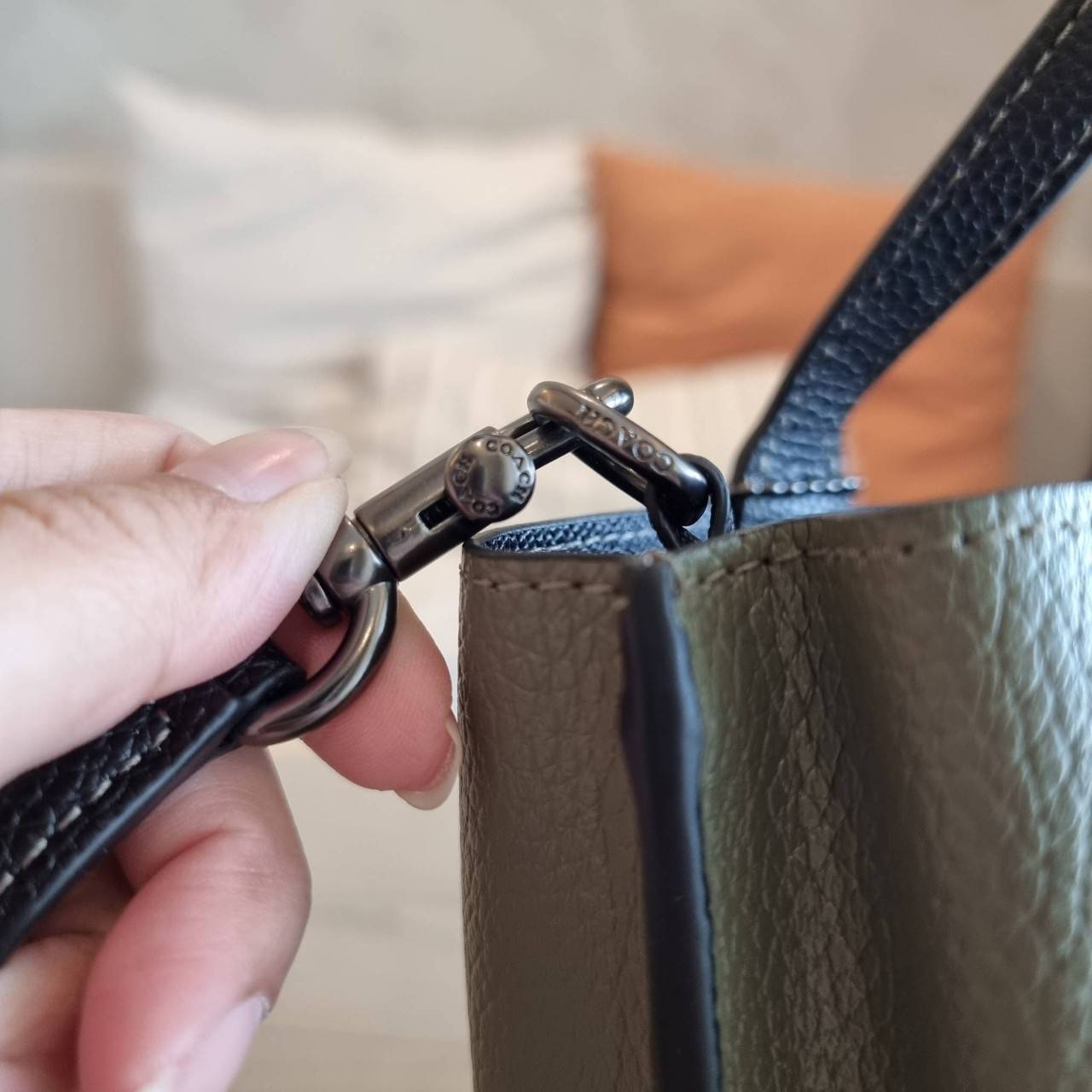 COACH C8561 C8869 WILLOW TOTE 24 IN COLOR BLOCK น้องสาวลุคลูกคุณมาแล้วจ้า กระเป๋าถือ/สะพาย ดีไซน์คัลเลอร์บล็อค ลงตัว เรียบหรู ใบจริงคือผู้ดี๊ผู้ดี ใช่ได้ทุกๆโอกาส วัสดุหนัง pepble อยู่ทรง เปิดปิดด้วยตัวบิดล็อค และอีกฝั่งเป็นกระดุมแม่เหล็ก ภายในโล่งกว้าง ใ