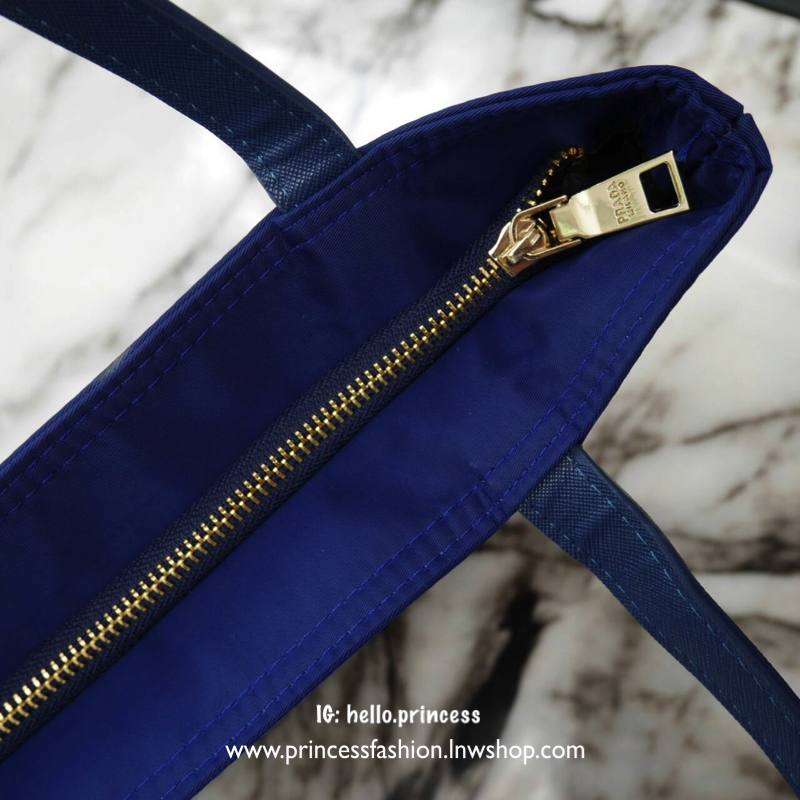 RESTOCK !! สองสีขายดี♡♡ กระเป๋าสะพาย *มีสายยาวให้คะ ทรง TOTE จากแบรนด์ PRADA มาค่า ตัวกระเป๋าเป็น nylon ทั้งใบ สะพายเป็น shoulder bag หรือถือได้ค่ะ ด้านหน้าเป็นลายหมี ปักกลิ้ตเตอร์ + logo brand ใช้แล้วสวยมากๆ อะไหล่ทองหรูมาก จุของคุ้ม ใส่หนั