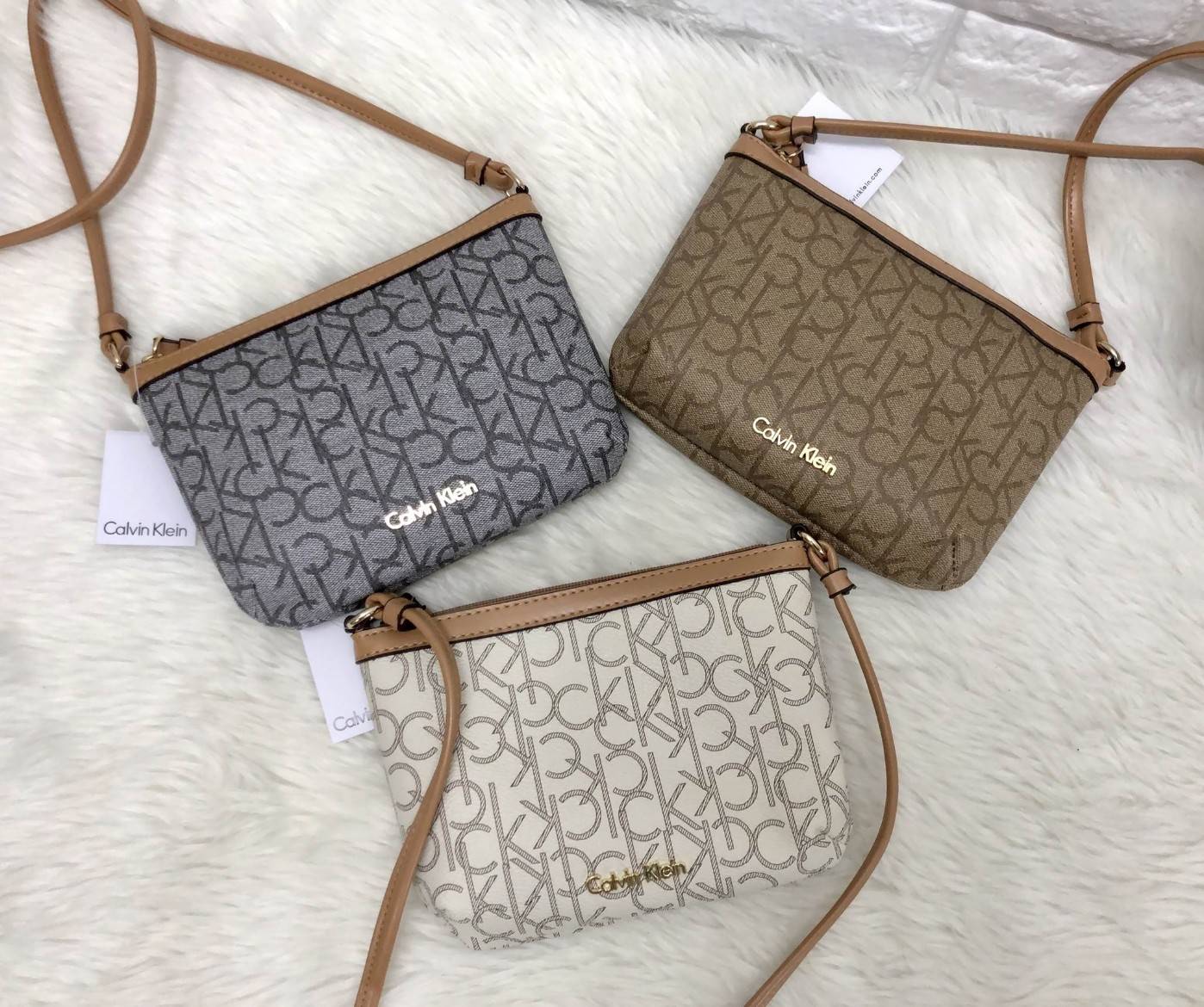 CALVIN KIEIN MINI CROSSBODY BAG กระเป๋าสะพาย size mini น่ารัก วัสดุหนังลายแบรนด์รอบใบ ด้านหน้าประกับ l0go brand อะไหล่ทอง เปิดปิดกระเป๋าแบบซิป ภายในโล่ง ใส่ธนบัตร, bookbank, มือถือได้ทุกรุ่น สายสะพาย เป็นหนังนิ่มสะพายสบาย ใบนี้ classic ตลอดกาลค่ะ