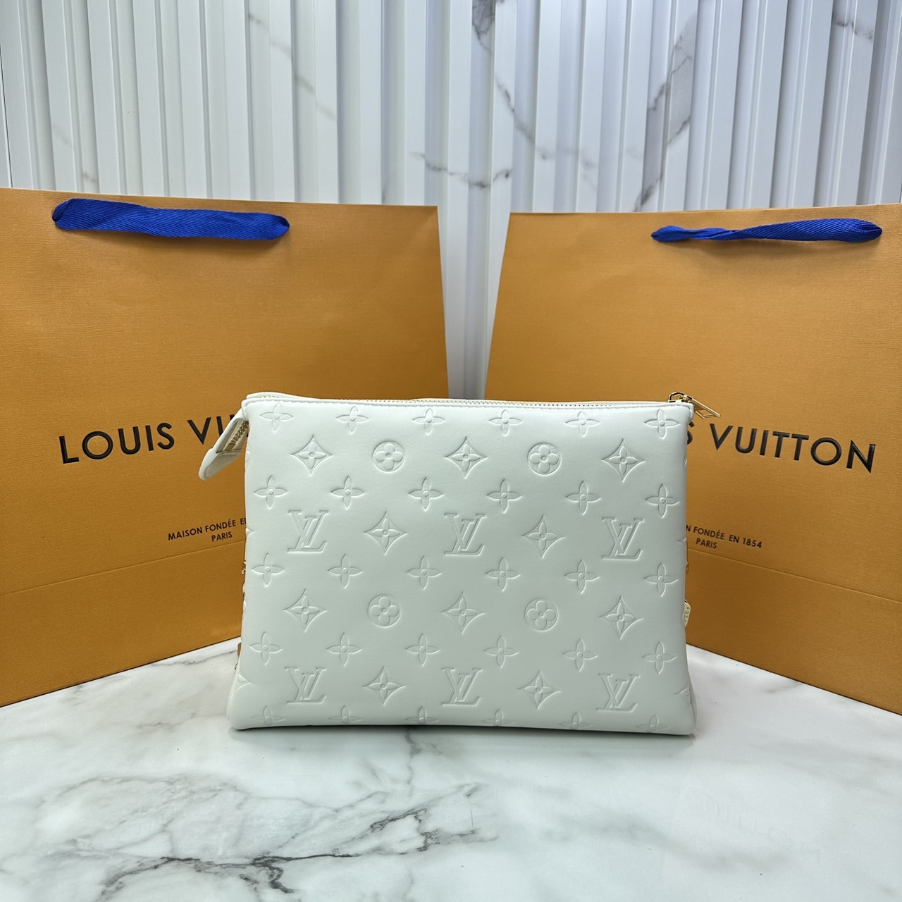 ORI หนังแท้ | LV Coussin PM bag Soft leather with Monogram pattern กระเป๋าถือสะพายไหล่ หรือถือเป็นกระเป๋าคลัทช์ หนึ่งในไอเท็มโดดเด่นจากแฟชั่นโชว์คอลเลกชันประจำฤดูกาล Spring-Summer หนังบุนวม