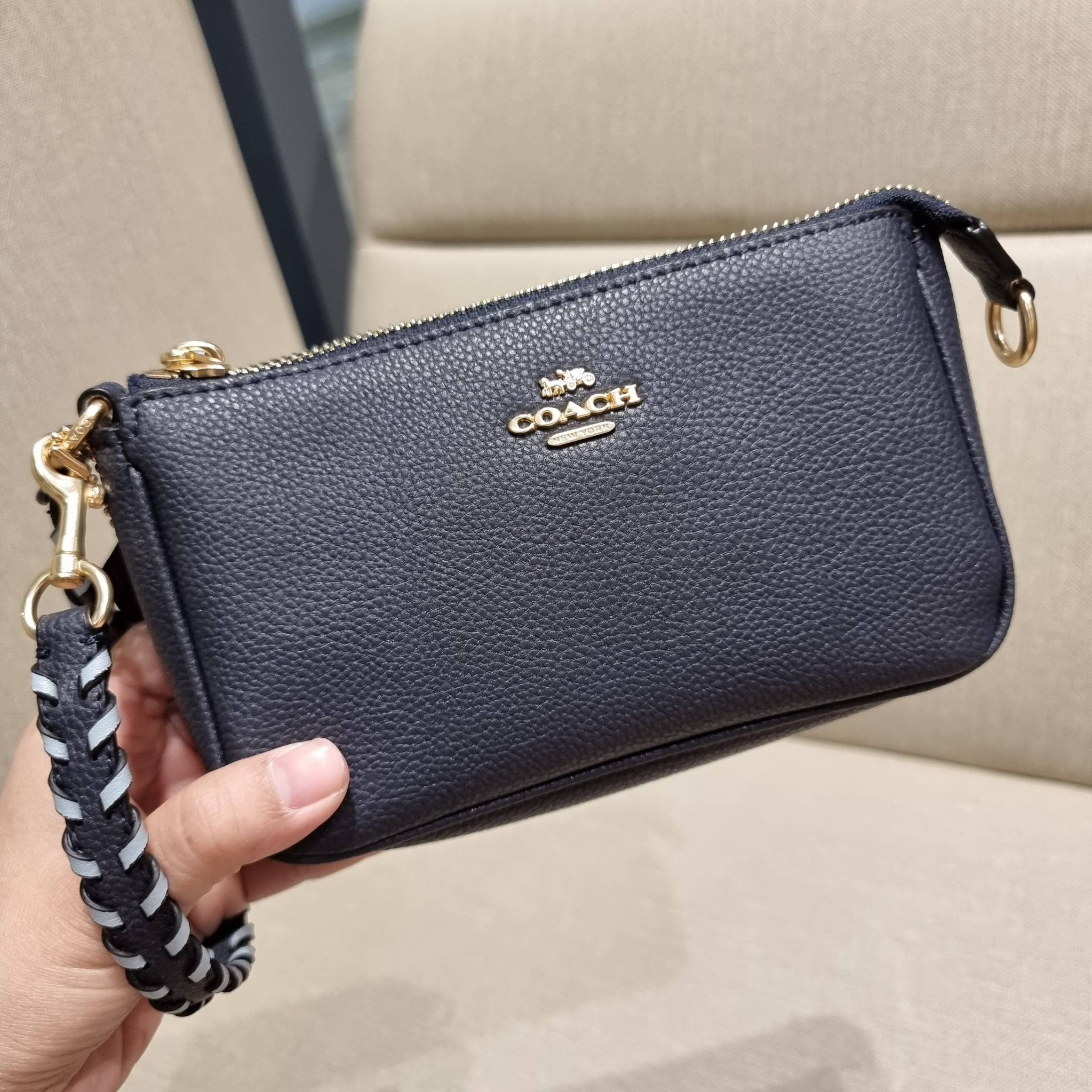 COACH C4233 NOLITA 19 WITH WHIPSTITCH คอลเลคชั่น rare item น่ารักน่าใช้ ในสไตล์คลาสสิค กระเป๋าทรงพอชขนาดมินิ ที่สามารถสะพายไหล่ และกึ่งคล้องมือใช้ได้ 2 สไตล์ ปรับสายให้มาเกี่ยวฝั่งเดียวเพื่อใช้เป็นคล้องมือ หรือปรับเกี่ยวอีกฝั่งใช้คล้องแขน คล้องไหล่ก็เก๋มา