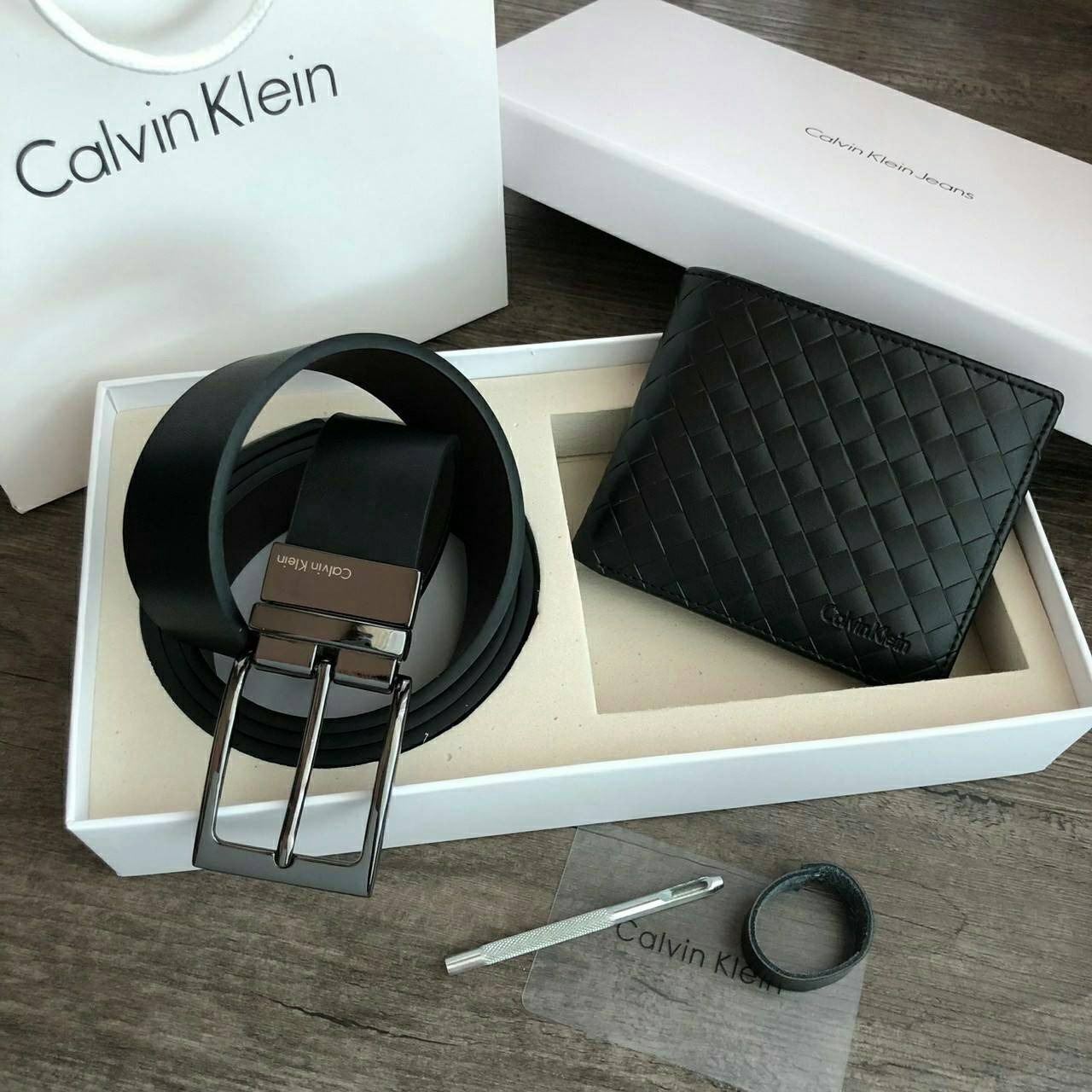 Calvin Klein Leather Belt & Wallet Set เซตสุดคุ้ม จะะมอบเป็นของขวัญหรือใช้เองก็แนะนำเลยค่าา อุปกรณ์ : มาพร้อมถุงกระดาษแบรนด์ + กล่องแบรนด์ + ที่เจาะรูเข็มขัด + ห่วงเข็มขัด