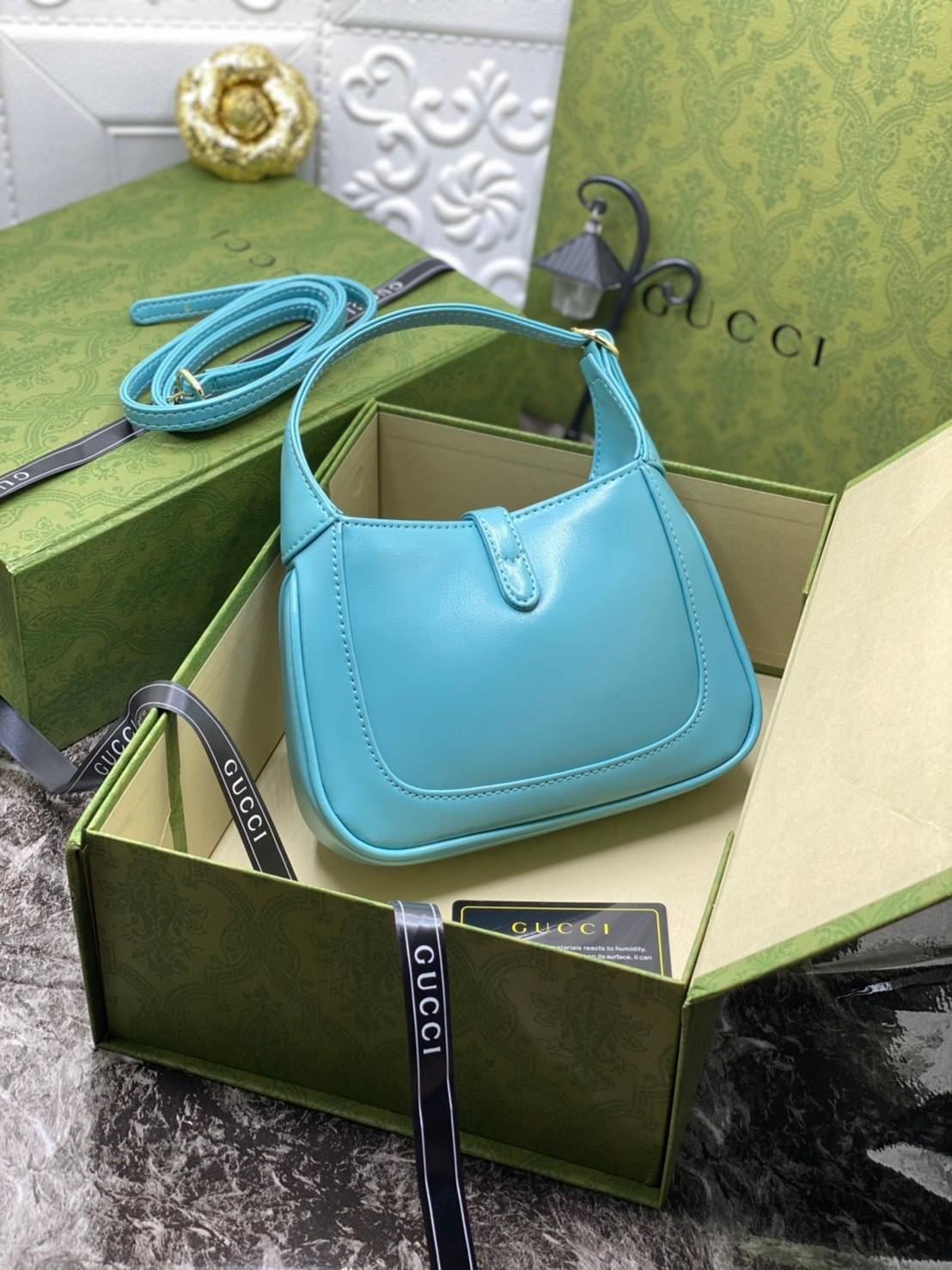 VIP GIFTbag 】หนังแท้ GUCCI Jackie 1961 mini shoulder bag กระเป่ารุ่นฮิตจาก Gucci ต้องบอกเลยว่าสำหรับสาวๆหลายคนนั้น ที่ชื่อชอบ หรือเป็นสาวกกลับแบรนด์อย่าง Gucci ต้องบอกเลยนะว่าสำหรับรุ่นนี้ห้ามพลาดไปทีเดียว บอกว่าได้เป็นตำนานควาวินเทจได้อย่างดี โดยขนาดของต