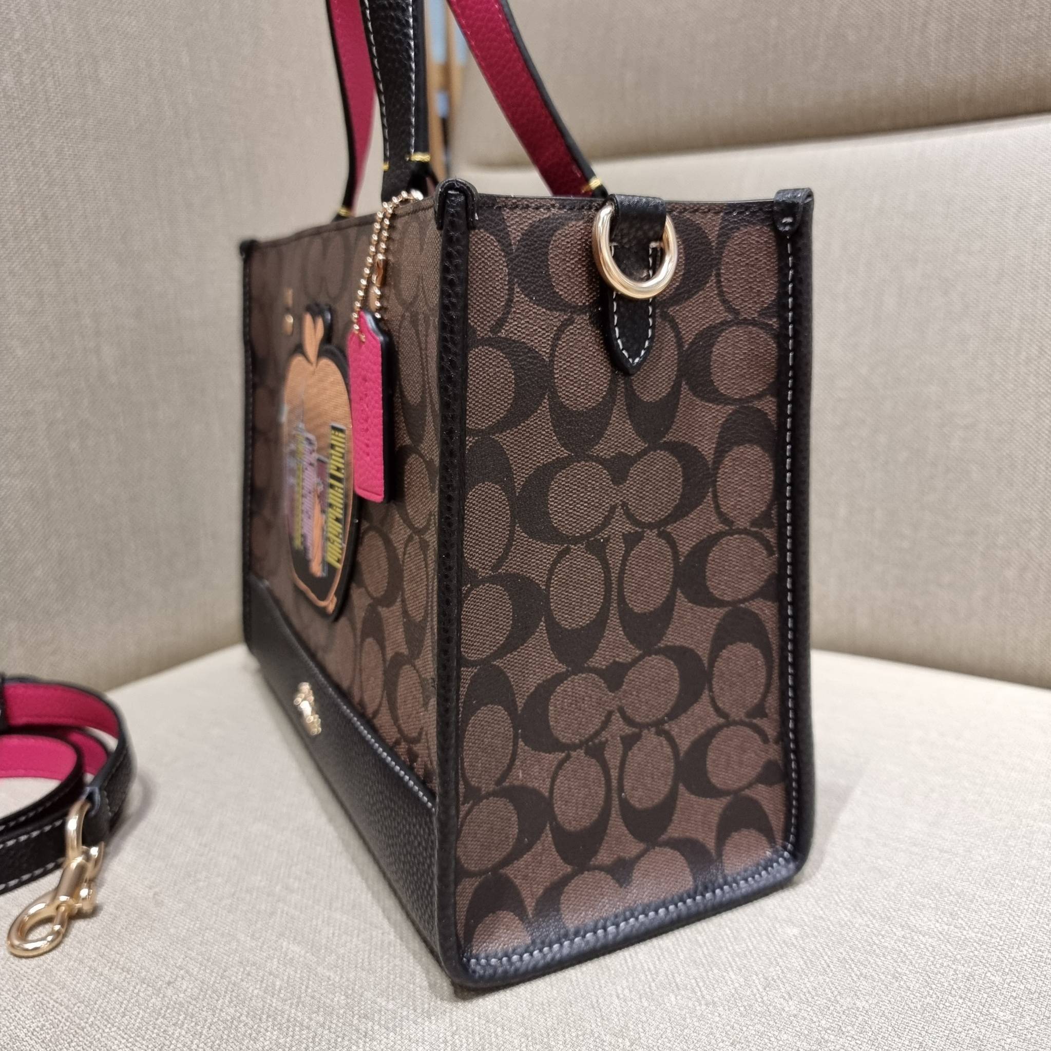 OUTLET 】COACH C6921 DEMPSEY CARRYALL IN SIGNATURE CANVAS WITH SOUVENIR SKYLINE APPLE ใหม่ล่าสุด จัดใหญ่ให้ไปเลย!! กระเป๋าทรงโท้ทไซส์ใหญ่กำลังสวย ใส่ของได้แบบจุๆ โดดเด่นด้วยโลโก้สุดหรู วัสดุหนังแคนวาสคุณภาพดีสลับหนัง pepble ภายในกระเป๋าเป็นช่องโล่ง ใส่ของส