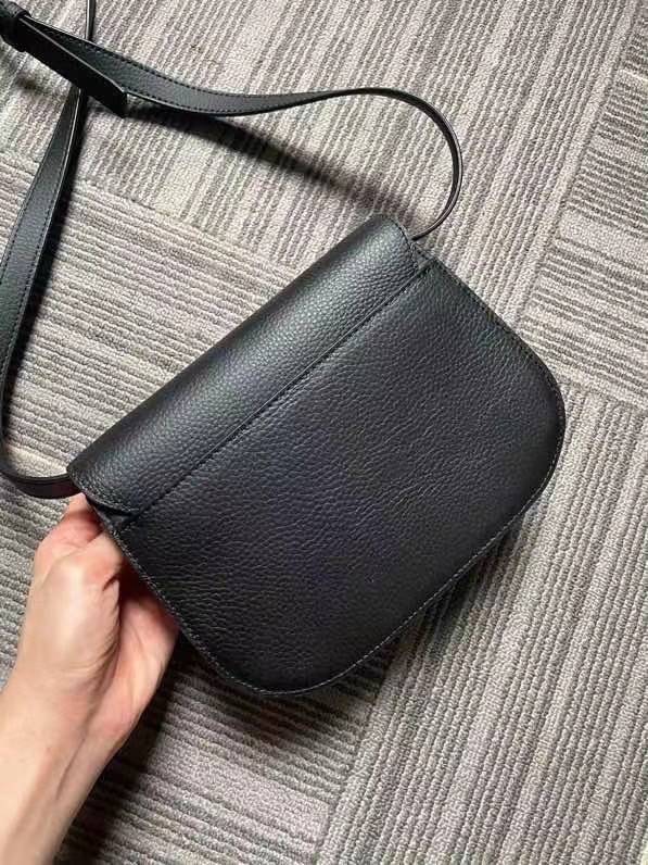 TORY BURCH BRLTTEN SMALL SADDLE BAG / Tory Burch Britten Flap Shoulder Bag กระเป๋าสะพายข้าง วัสดุหนังแกะแท้ ด้านหน้าประดับโลโก้แบรนด์ เปิด-ปิดกระเป๋าแบบกระดุมแป็กแม่เหล็กแน่นหนา ภายในมีช่องหลัก ใส่กระเป๋าเงินใบกลาง มือถือได้ทุกรุ่น มีช่องแยกใส่ของจุกจิกอี