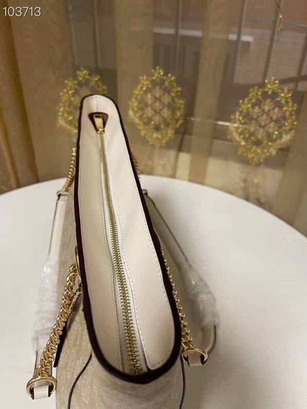 COACH Tote in Signature Canvas Bag กระเป๋าสะพายทรงช้อปปิ้ง สายกระเป๋าเป็นหนังสลับโซ่ทองสวยงาม เพิ่มความหรูหรา ภายในโล่งกว้างใส่ของได้เยอะมาก วัสดุ Canvas เคลือบลายซิกเนเจอร์และหนัง พร้อมซิปกลางเก็บของได้มิดชิดเลยค่ะ มี 3 สี น้ำตาล ดำ ขาว