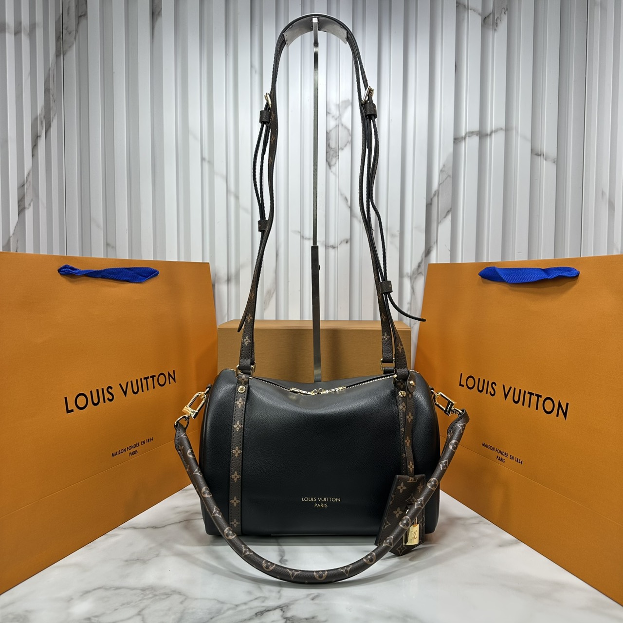 ORI หนังแท้ | LV Express PM Bag 25cm กระเป๋าสะพายทรงหมอนสปีดี้ดีไซน์ใหม่ล่าสุด โฉบเฉี่ยว แต่งคาดหน้าโมโนแกรมโดดเด่น ตัวกระเป๋าสีพื้นตัดกันอย่างลงตัว พร้อมหูแบบจับยาวถอดได้จะถือหรือคล้องไหล่ก็เก๋