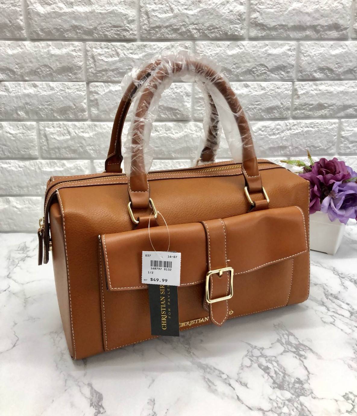 CHRISTIAN SIRIANO BOWLING BAG New arrival ! กระเป๋าถือหรือสะพายข้างได้ วัสดุหนัง pu. คุณภาพดี หนังสวย นำ้หนักเบา ดีไซน์ vintage สุด classic ด้านหน้ามีช่องกระดุม แม่เหล็ก 1 ช่อง เปิดปิดกระเป๋าด้วยซิป ภายในกว้าง และจุ มีช่องซิป และช่องเล็ก มาพร้อมสายสะพายยา