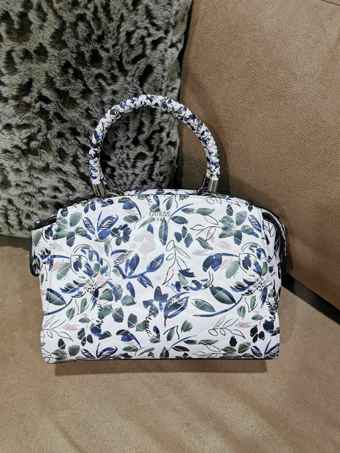 GUESS WOMAN CROSS BODY BAG กระเป๋าถือ/สะพายรุ่นใหม่ล่าสุดจาก GUESS FACTORY หนังสวยอยู่ทรงขนาดกำลังดี น้ำหนักเบา ด้านหน้าประดับโลโก้แบรนด์เปิดปิดด้วยซิปสะดวกใช้ ด้านข้างมีกระดุมปรับขยาย ภายในมีโลโก้ ช่องซิปและช่องใส่ของ ซับในพิมพ์แบรนด์ ใส่กระเป๋าสตางค์ มื