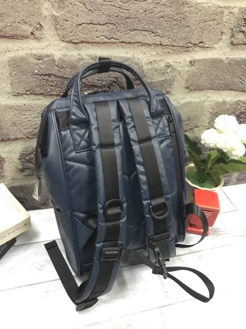 ANELLO WATER RESISTANCE “ Limited Edition “ คอลเลคชั่นใหม่ล่าสุดของรุ่นที่ขายดีติดอันดับ ผลิตจาก Polyester PVC 100%กันน้ำกันฝน ออกแบบกระทั่งช่องซิปไม่ต้องกลัวน้ำซึมผ่าน มีช่องใส่ PC Holder แบ่งช่องใส่ของเป็นสัดส่วน และเป็นระเบียบ ฟังก์ชั่นการใช้งานยังครบเ