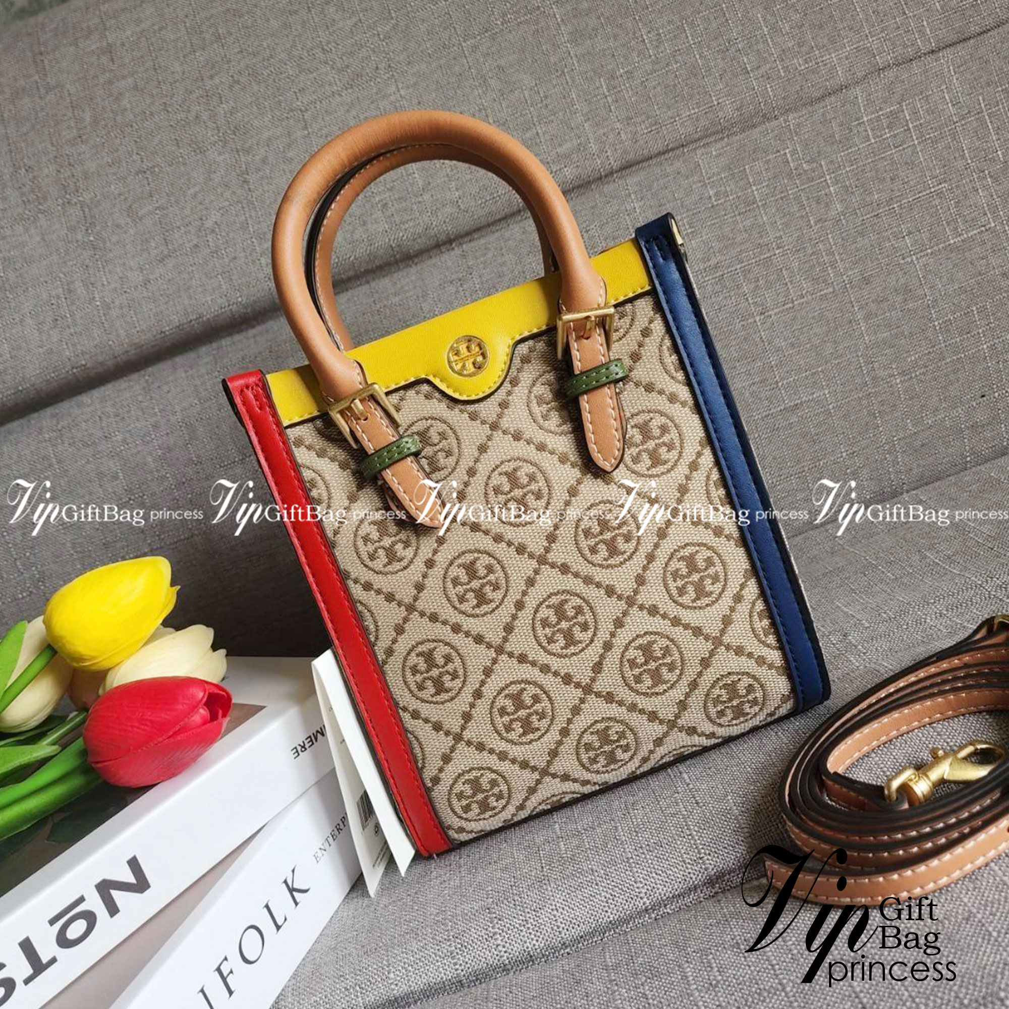 TORY BURCH T MONOGRAM COLORBlOCK JACQUARD MINI TOTE คอลเลคชั่นใหม่ล่าสุด ครอบครองก่อนใคร ไอเท็มยุคนี้รุ่นที่ควรมีติดตู้คะสาวๆ วัสดุ jacquard สลับหนังแท้ หูจับ มาพร้อมสายสะพายข้างหนังแท้ ปรับระดับได้ สายสามารถถอดออกได้ ภายในเป็นช่องโล่ง ใส่มือถือได้ กระเป๋