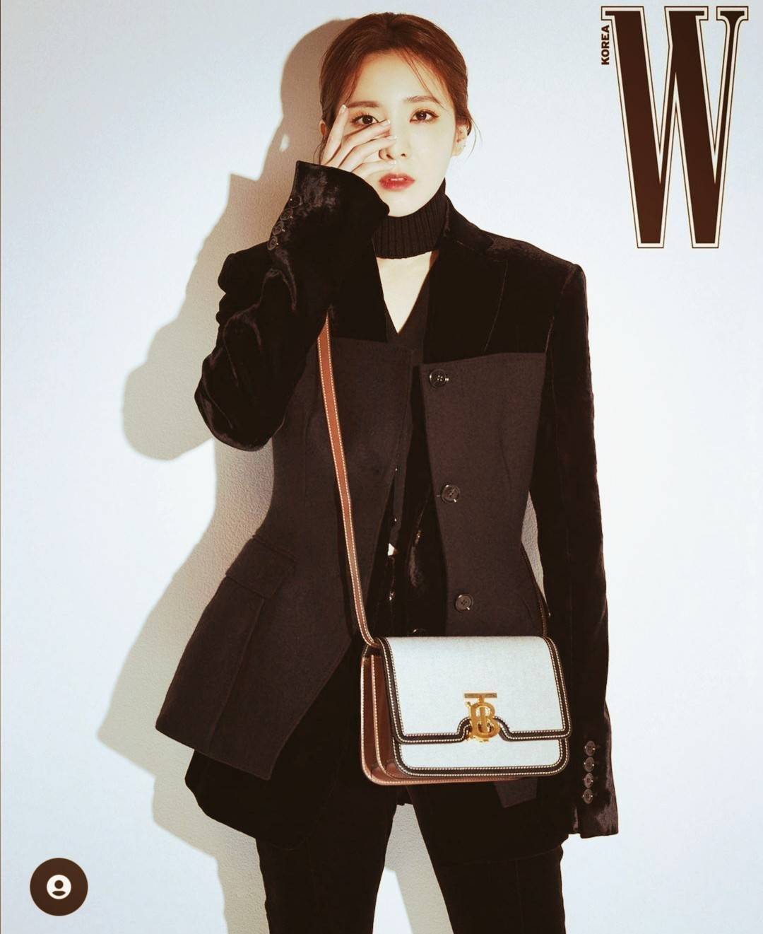 BURBERRY FRAGRANCES CROSSBODY BAG VIP GIFT WITH PURCHASE (GWP) พรีเมี่ยมกิ๊ฟ Limited Edition จากน้ำหอม BURBERRY วัสดุ Canvas & Leather ทรงเหลี่ยมสวยหรูอยู่ทรงมีโลโก้แบรนด์ด้านหน้า เปิดปิดด้วยฝาปิดมีสัญลักษณ์รูปตัวB ภายในมีช่องแบ่งเป็นสัดส่วนสามารถใส่มือถื