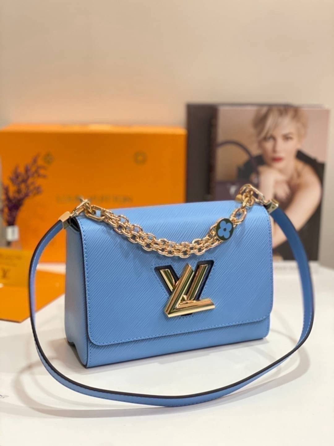 ORI หนังแท้ | LV Twist MM chain bag in grained Epi leather กระเป๋าสะพาย/กระเป๋าถือร พร้อมสายโซ่ หนังลายเกรน Epi โดดเด่นด้วยโลโก้หน้า สวยหรูเป็นเอกลักษณ์ ดีไซน์คัลเลอร์บล็อค สัมผัสโดดเด่นแมตช์กับทุกสไตล์