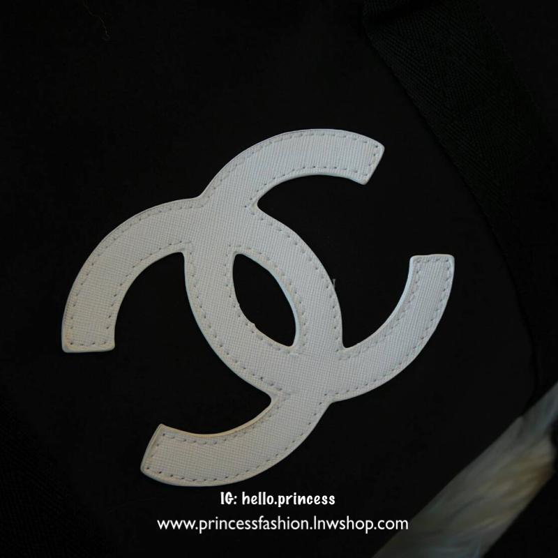 Best Seller ♡♡💃💃 กับทรง travel & fitness bag กับ Chanel VIP Gift Bag Travel Bag Gym Duffel Weekend จากงานพรีเมี่ยมกิ้ฟแบรนด์หรูอย่าง Chanel ของแท้100% ตัวกระเป๋าเป็นผ้า Oxford หนาอย่างดี **สกรีนโลโก้แบรนด์สีขาว เปิดปิดด้วยซิป