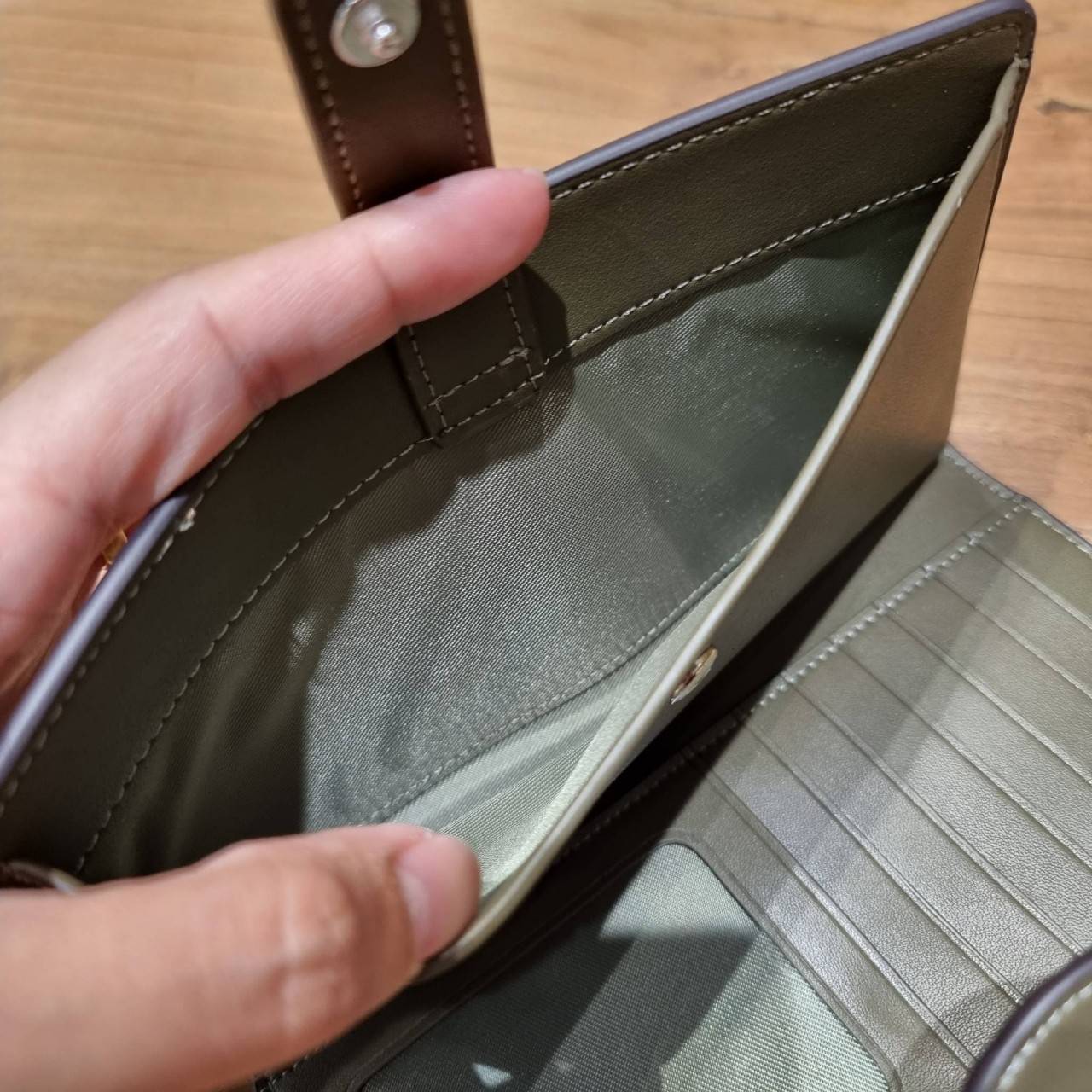 พร้อมส่ง 7 สี COACH C2874 TECH WALLET IN COLORBLOCK SIGNATURE CANVAS จัดให้สีใหม่ก่อนใคร!! ดีไซน์ใหม่ คอลเลคชั่นสวยหรู กระเป๋าสตางค์พร้อมสายคล้องมือ ง่ายต่อชีวิตมากจ้า!! มันดีอะไรเบอร์นี้ ใส่ได้ทั้งบัตร และโทรศัพท์ก็ใส่ได้ทุกรุ่น แถมยังมีช่องซิปแยกไปอีก ช