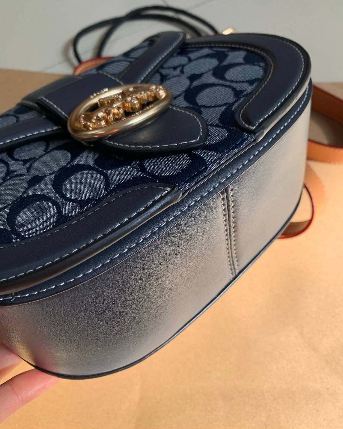 รุ่นแนะนำ ห้ามพลาด สวยมากๆค่ะ! COACH GEOEGIE SADDLE BAG IN SIGNATURE CHAMBRAY ((C4066)) พร้อมส่งที่ไทยค่ะ! กระเป๋าสะพายแบบครอสบอดี้ร์ วัสดุเดนิมทอลายแบรนด์+หนังแท้ เดินด้ายสีคัดกับคัวกระเป๋าได้ สวยงามมากๆค่ะ ด้านหน้ามีอะไหล่โลโก้แบรนด์เด่น เปิดปิดกระเป๋าแ