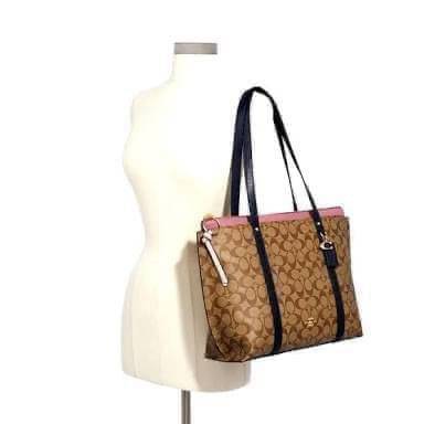 COACH 2319 MAY TOTE IN COLORBLOCK SIGNATURE CANVAS กระเป๋าโท้ท ดีไซน์ใหม่ล่าสุด!! 💕💕 เก๋ตรงปากกระเป๋า คล้ายกระเป๋าซ้อนในตัว สีตัดกับตัวกระเป๋าได้อย่างลงตัว ทรงสวย ใบใหญ่ใส่ของได้เยอะ เปิด-ปิดด้วยซิป รูดใช้งานง่าย ภายในโล่งกว้าง ด้านหลังมีช