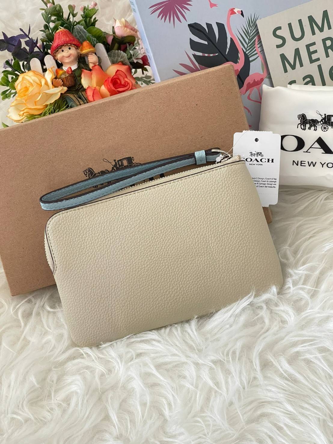 Coach & Disney Corner Zip Wristlet เปิดตัวคอลเลคชั่นเมื่อความดาร์กและโรแมนติกโคจรมาพบกัน เมื่อแบรนด์เครื่องหนังสัญชาติอเมริกัน Coach ร่วมมือกับ Disney สร้างสรรค์คอลเล็กชั่นพิเศษที่ได้รับแรงบันดาลใจมาจากเทพนิยายอเมริกันโกธิกของนิวยอร์ค ถ่ายทอดผ่านเหล่าตัวล