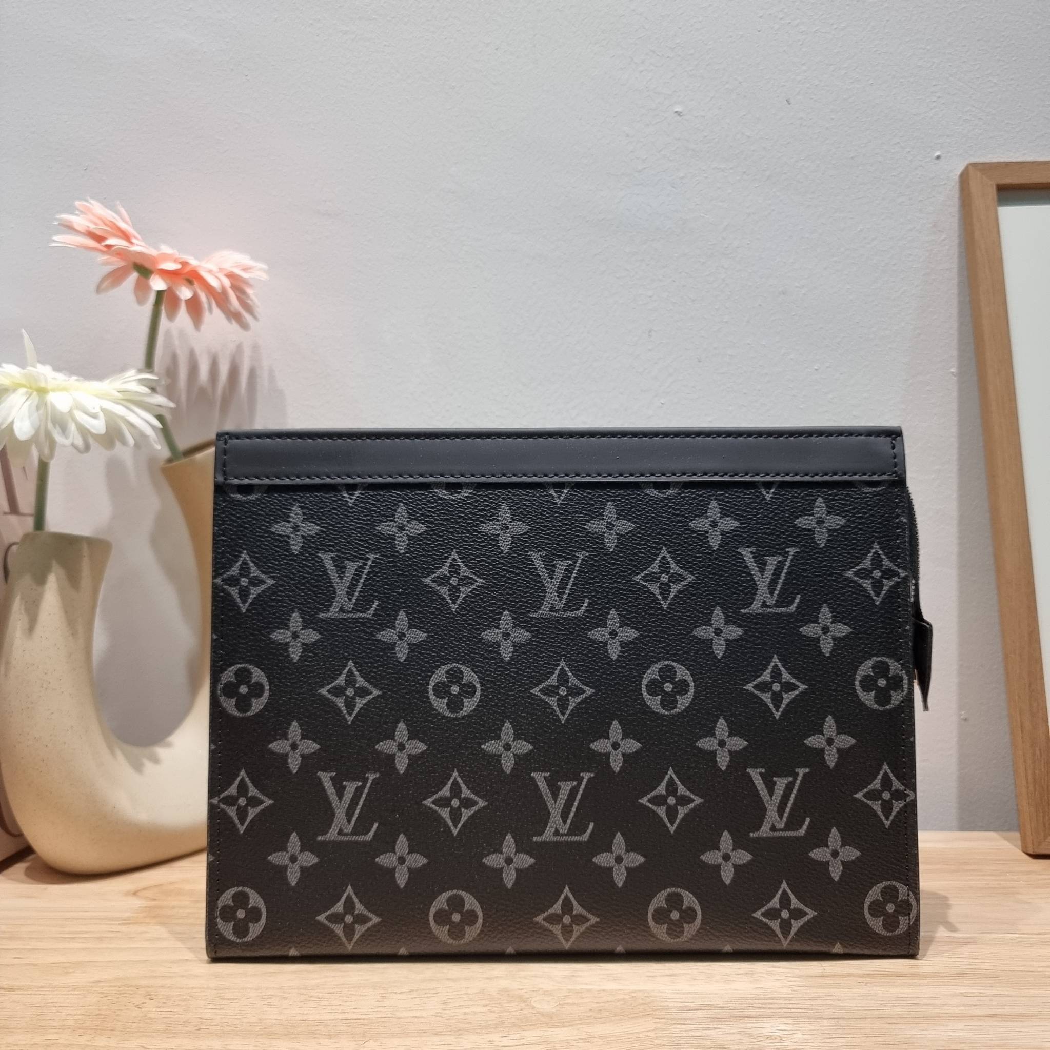 LV POCHETTE VOYAGE SET BAG / LV gift box สุดยอดไอเท็มใน box set ที่เหมาะแก่การเก็บสะสม หรือจะส่งให้เป็นของขวัญในช่วงปีใหม่ก็ดีงามที่สุด จัดให้ทั้งกระเป๋าคลัทช์สีคลาสสิค กระเป๋าเก็บกุญแจ ที่จัดสรรให้พกพาได้ง่ายไม่เกะกะ และเข็มขัดเข้าเซ็ทคุมโทนได้ดีเยี่ยม แ