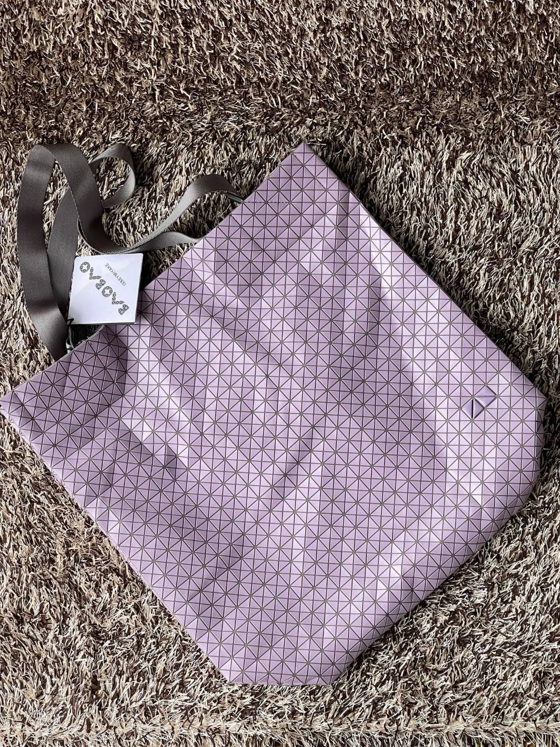 ORI 🥂 Baobao Issey Miyake Cart geometric tote bag / Miyake Cart Tote Bag รูปทรงที่สร้างขึ้นโดยบังเอิญ' เสื้อผ้าที่มีโครงสร้างและได้รับการออกแบบทางวิศวกรรมอันเป็นเอกลักษณ์ของแบรนด์ ส่งต่อไปยังเครื่องประดับที่น่าประทับใจและไร้กาลเวลาเหล่านี้ กร