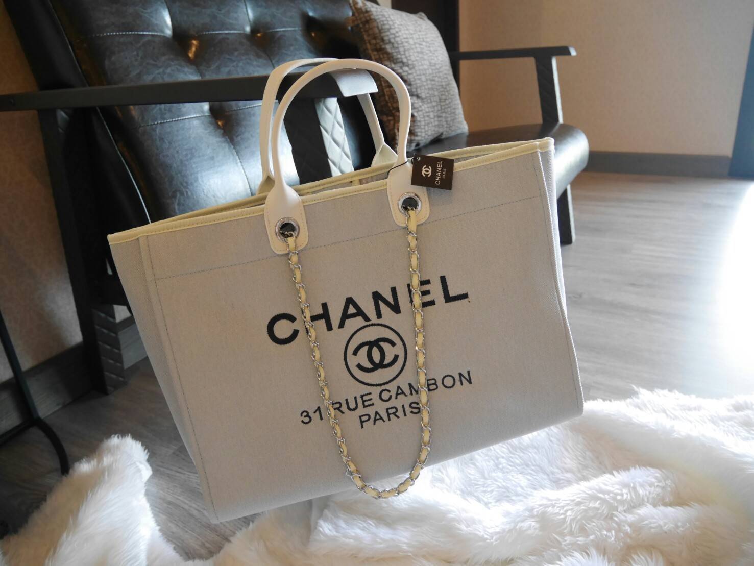 รุ่นใหม่ล่าสุด!! ที่สาวๆรอคอย Chanel tote canvas bag จากงานพรีเมี่ยม VIP GIFT รุ่นดังเลยค้า Size ใหญ่อลัง บอกเลยว่า **งานดีที่สุด ตัวกระเป๋า กระเป๋าผ้าเป็นผ้า canvas เนื้อดีสมราคา สัมผัส นุ่มลื่นมือมากกกก อะไหล่เงินปั้มแบรนด์แท้ทั้งใบ ด้านหน้าปัก logo แบร
