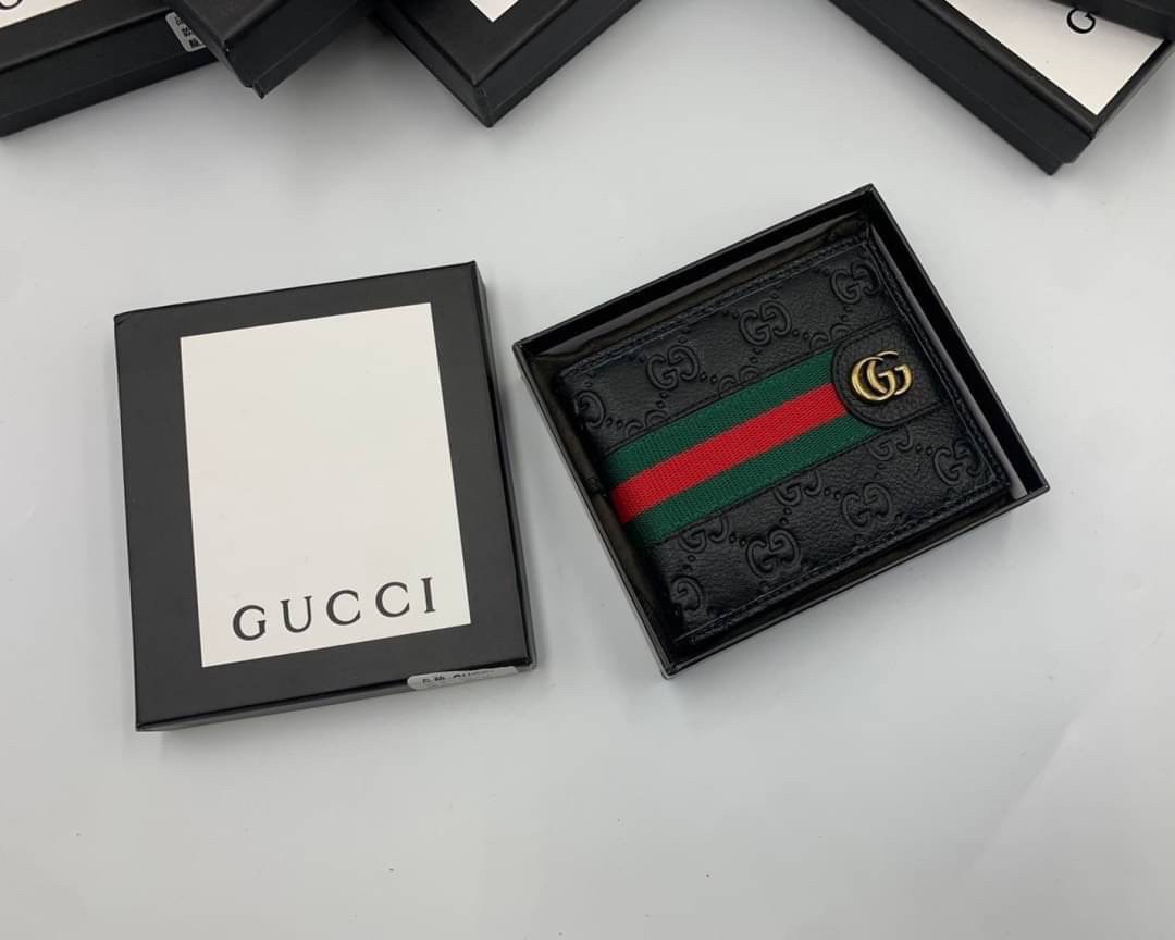 หนังแท้ GUCCI Men Short Wallet รุ่นใหม่ล่าสุด!! หนังสวยเริด ดีงามมากค่าาา กระเป๋าสตางค์ใบสั้น ดีไซน์ใหม่ สวยดูหรู ถือใช้กำลังเหมาะมือ ใส่บัตรได้เยอะ ใส่ธนบัตรได้ทุกชนิด มาครบ set พร้อมส่ง!! เป็นไอเท็มที่หนุ่มๆต้องมีจริงๆจ้า 😎😎