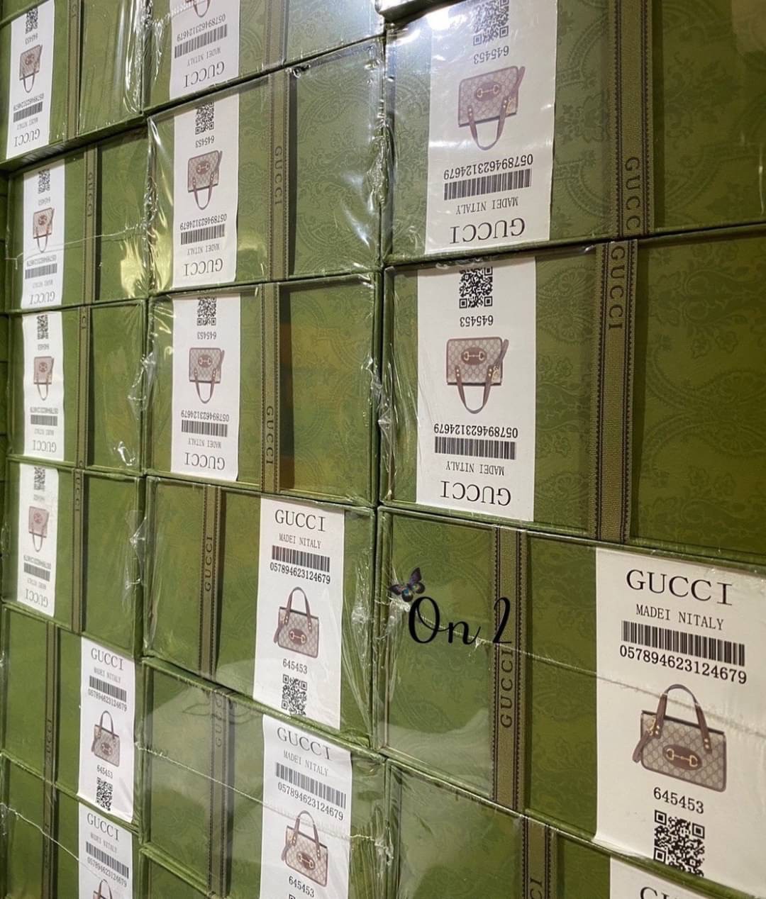 GUCCI Horsebit 1955 mini leather-trimmed printed coated-canvas tote / GUCCI Horsebit 1955 mini top handle bag กระเป๋าสะพายทรงกล่อง พร้อมสายสะพายยาว งานเปิดด้านบน หน้าติดอะไหล่ horsebit สีทองปั้มทุกจุด สวยหรูดูดีมากค่ะ