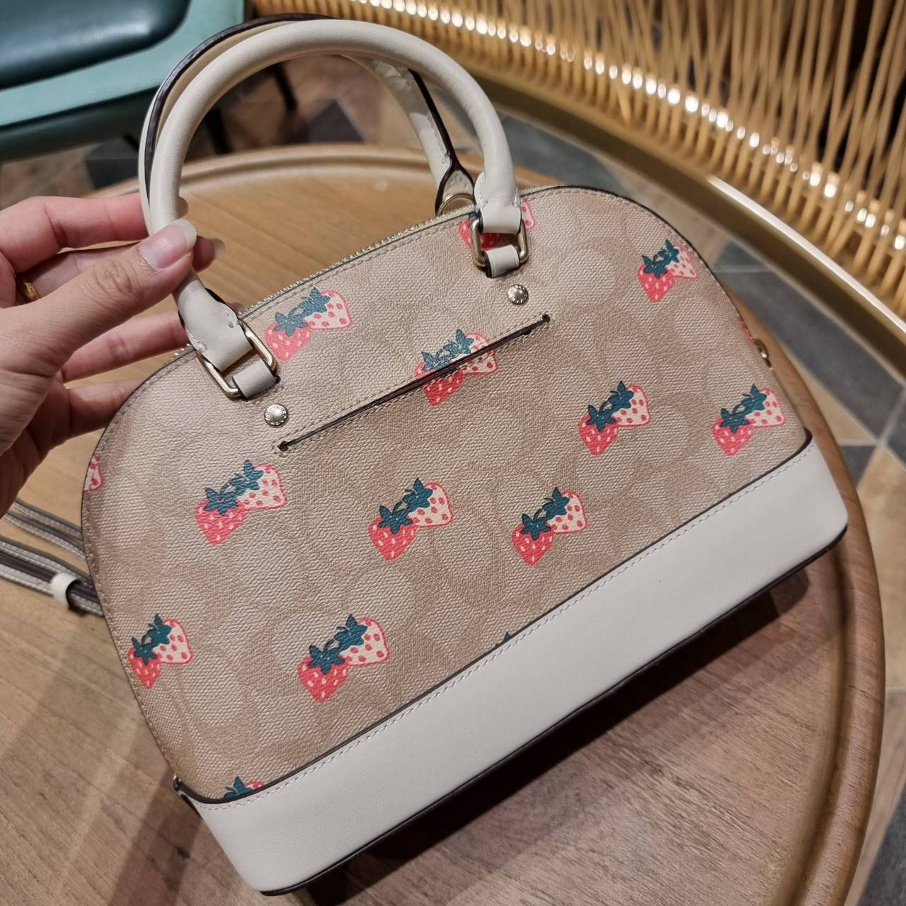 COACH 91514 MINI SIERRA SATCHEL IN SIGNATURE CANVAS WITH STRAWBERRY PRINT สายคุณหนูมารวมตัวกันตรงนี้เลยจ้า!! ละมุนกว่านี้ไม่มีแล้ว กับกระเป๋าทรงโดมสุดคลาสสิค เพิ่มดีเทลลูกเล่นลายสตรอเบอรี่ ให้มีความคิ้วท์แบบไม่เยอะเกินไป ลงตัวพอดี มาพร้อมหูจับในตัวและสายส