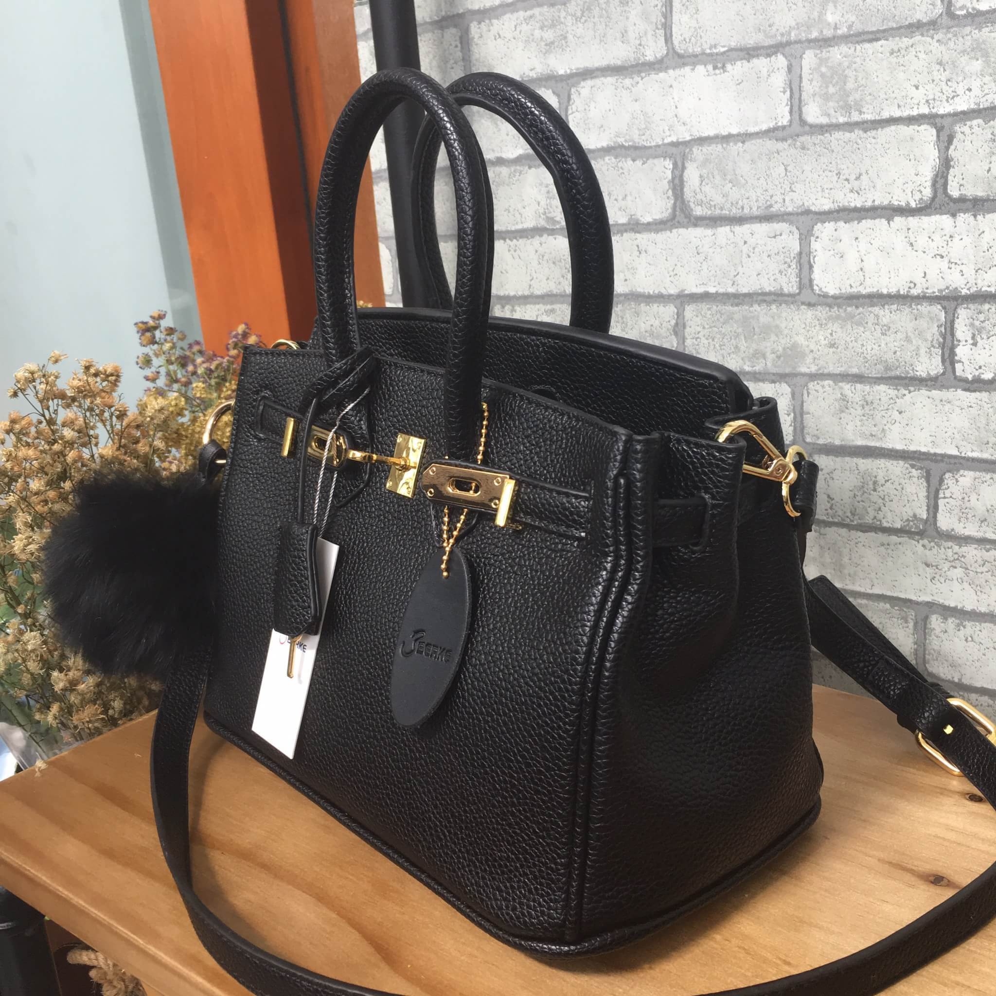 งานแท้ชนช้อป New arrival! ขนาด 10 นิ้ว จากแบรนด์ Berke กระเป๋าทรงสุดฮิต ตัวกระเป๋าหนัง Pu ดูแลรักษาง่าย ลายหนังสวยหรูมากๆคะ น้ำหนักเบา ตัวกระเป๋า ปรับได้ 2 ทรง ทรงรัดสายคาด กับ ถอดออกได้ ภายในบุด้วยหนัง PU เนื้อดี มีช่องใส่ของจุกจิกได้ #ใบจริงสวยมาก