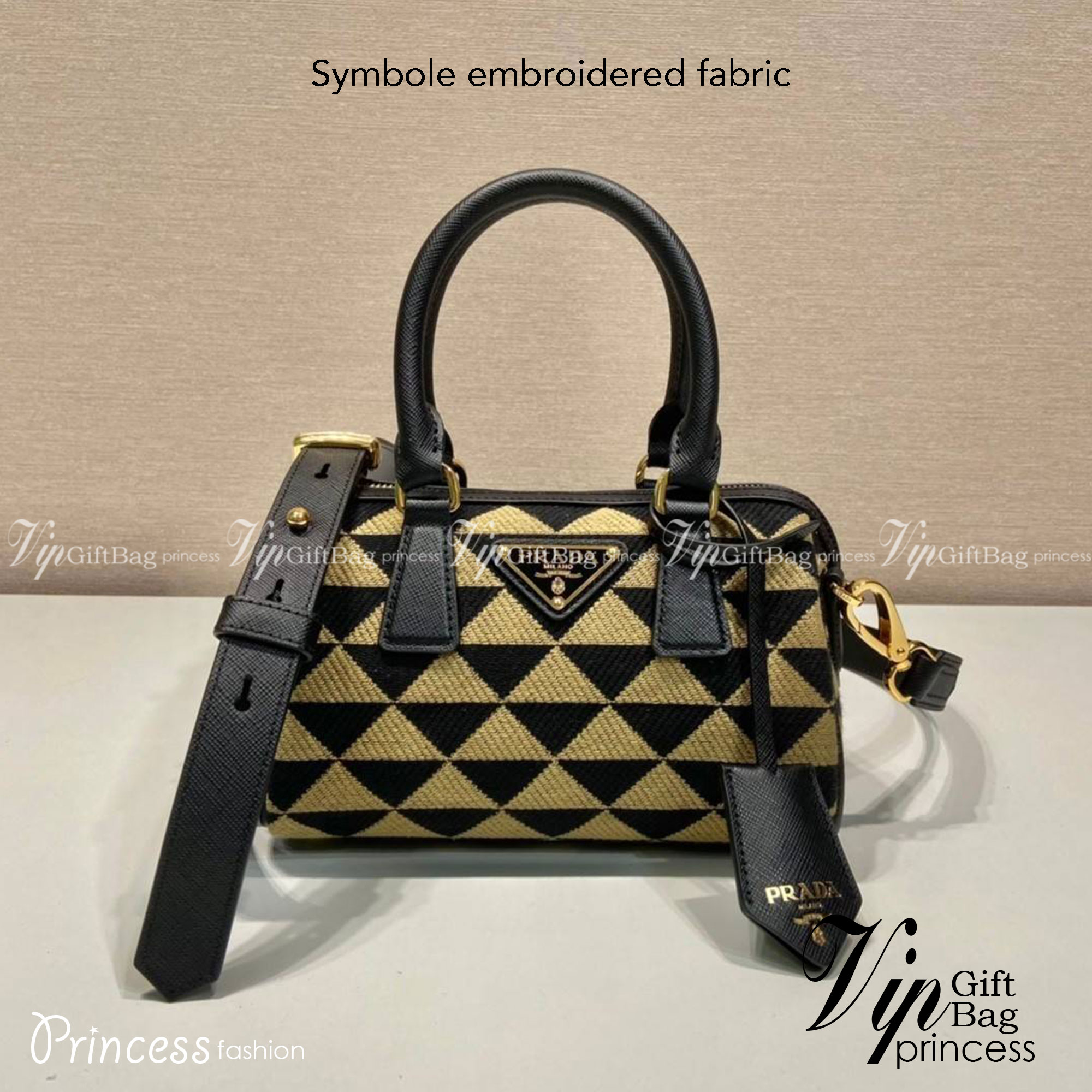 PRADA Symbole embroidered fabric top-handle bag พร้อมส่งรุ่นใหม่ มาแรง กับทรงหมอนอยู่ทรงสวย สาวๆห้ามพลาดเลยค่ะใบนี้ วัสดุทำจากผ้าแคนวาส