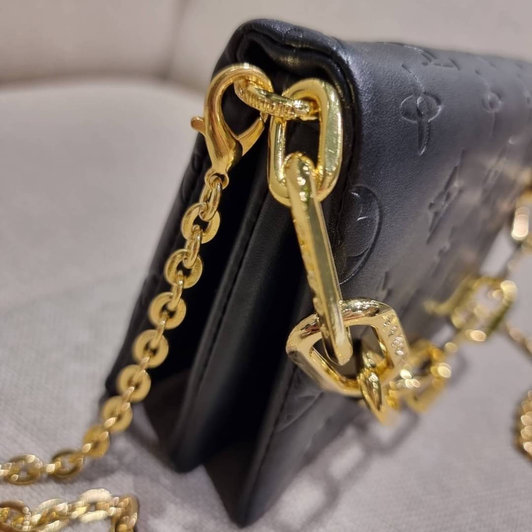 VIP 🥂 LV POCHETTE COUSSIN กระเป๋าสะพายกึ่งคลัชท์ ไซส์มินิ น่ารักมากๆ สุดหรูด้วยวัสดุหนังแกะปั๊มลายสวยคม ฟูนุ่ม สัมผัสดี มาพร้อมสายโซ่ใหญ่ในตัว ดูแพง!! และสายโซ่เล็กสะพายข้างได้กำลังสวย เปิด-ปิดด้วยกระดุมแม่เหล็ก ภานในเป็นช่องโล่ง แบ่งสัดส่วน ใส่ขอ